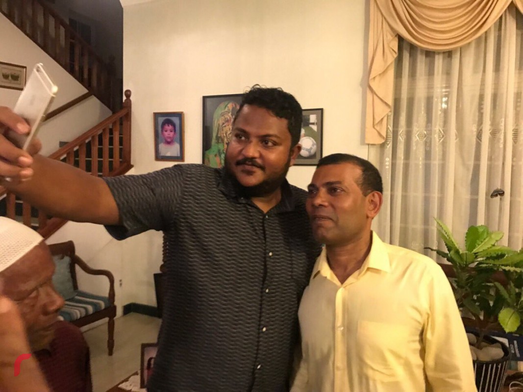 އޮކްޓޫބަރު 17، 2017 : އެމްޑީޕީގެ ރައީސް މުޙައްމަދު ނަޝީދު ލަންކާގައި ދިރިއުޅޭ ދިވެހިންނާއި ބައްދަލުކުރެއްވުމަށްފަހު، ސަޕޯޓަރަކު ނަޝީދު އެމަނިކުފާނާއިއެކު ސެލްފީއެއް ނަގަނީ