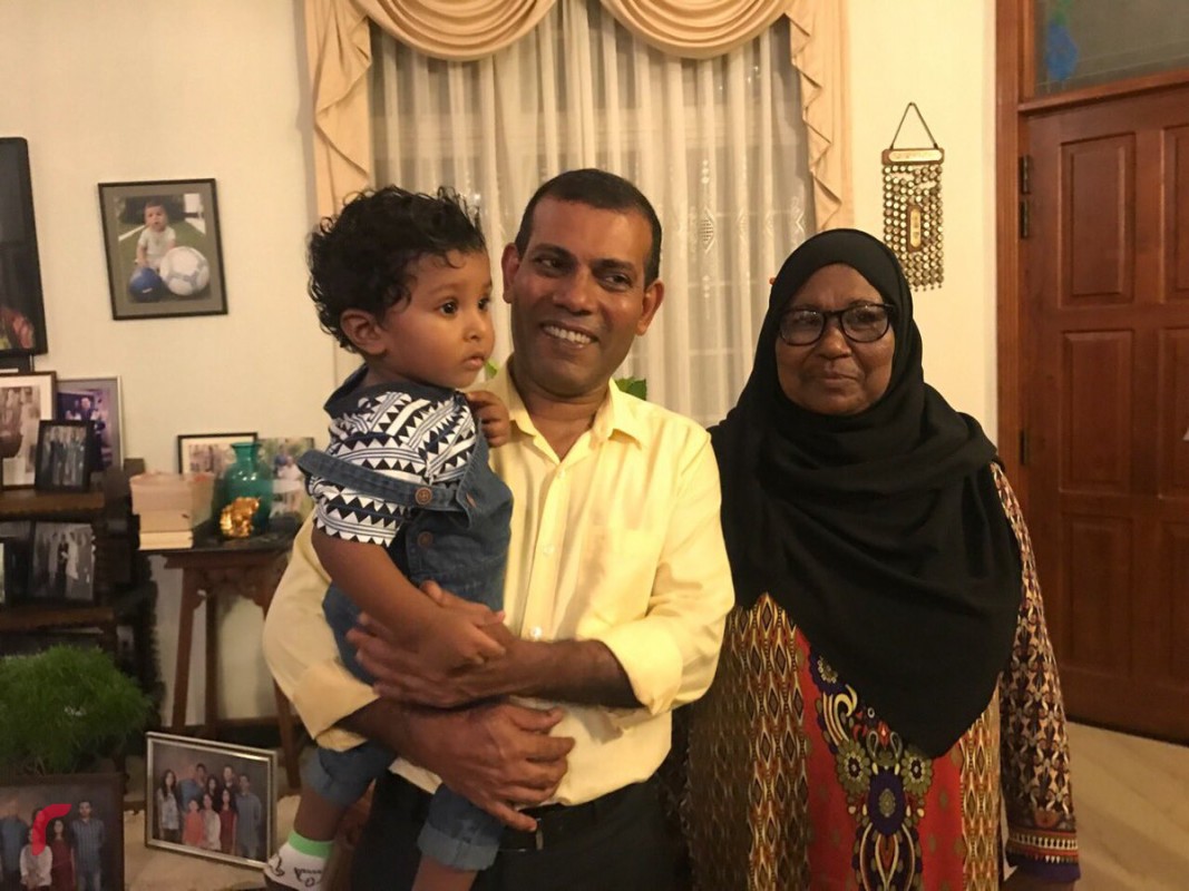 އޮކްޓޫބަރު 17، 2017 : އެމްޑީޕީގެ ރައީސް މުޙައްމަދު ނަޝީދު ލަންކާގައި ދިރިއުޅޭ ދިވެހިންނާއި ބައްދަލުކުރެއްވުމަށްފަހު، އެމަނިކުފާނުގެ ސަޕޯޓަރަކު ރައީސް ނަޝީދުއާއިއެކު ފޮޓޯއަކަށް ހުއްޓިގެން