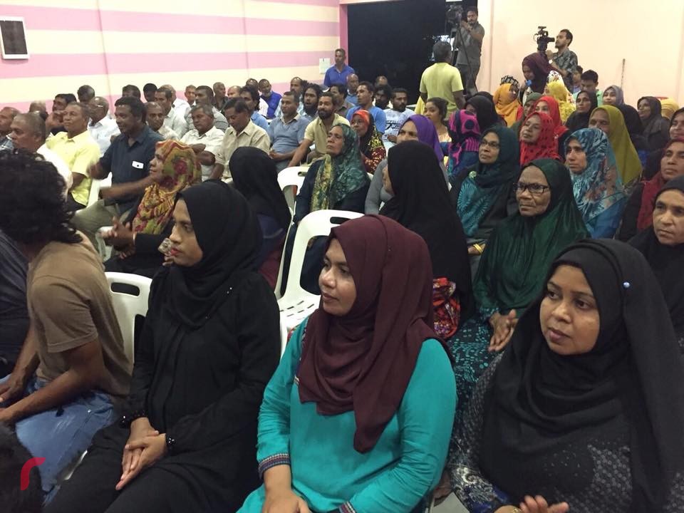 އޮކްޓޫބަރު 19، 2017: ގުޅިފައިވާ އިއްތިހާދުން އިންތިޒާމްކޮށްގެން ގއ، ވިލިނގިލީގައި ބޭއްވި ޖަލްސާގައި ގިނަ އަދަދެއްގެ މީހުން ވަނީ ބައިވެރިވެފައި