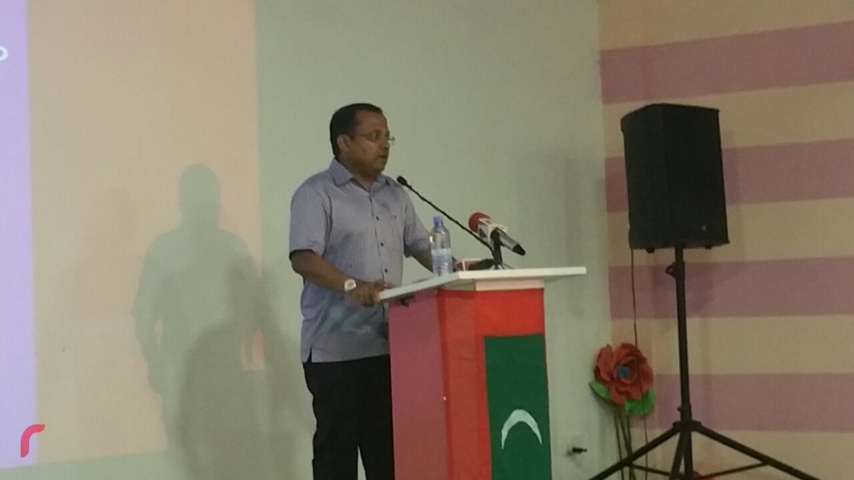 އޮކްޓޫބަރު 19، 2017: ގުޅިފައިވާ އިއްތިހާދުން އިންތިޒާމްކޮށްގެން ގއ، ވިލިނގިލީގައި ބޭއްވި ޖަލްސާގައި ކިނބިދޫ ދާއިރާގެ މެމްބަރު އަބްދުﷲ ރިޔާޒް ވާހަކަފުޅު ދައްކަވަނީ