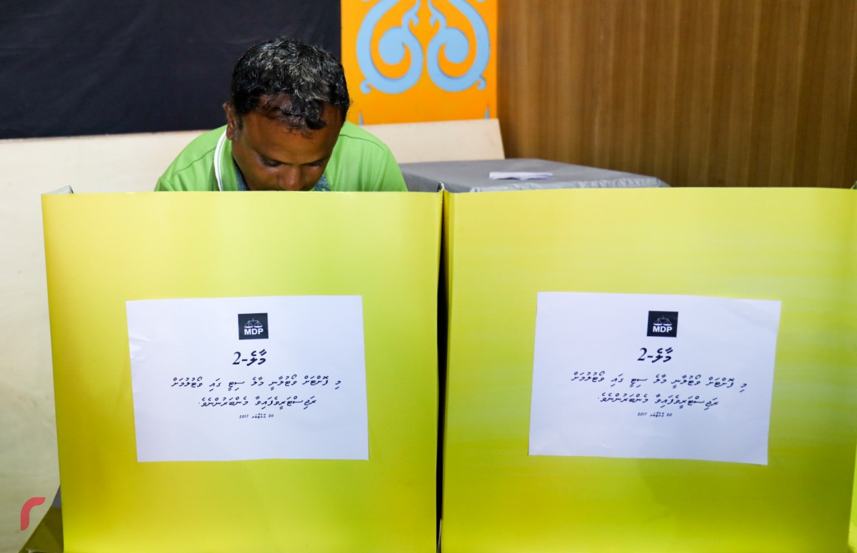 އޮކްޓޫބަރު 20، 2017: އެމްޑީޕީގެ ޗެއާޕާސަންގެ ނައިބު އިދާރީ އަދި ޗެއާޕާސަންގެ ނައިބު މާލީގެ މަގާމަށް ބޭފުޅުން އިންތިހާބު ކުރުމަށް ބޭއްވި އިންތިހާބުގެ ވޯޓުލުން ކުރިއައް ދަނީ