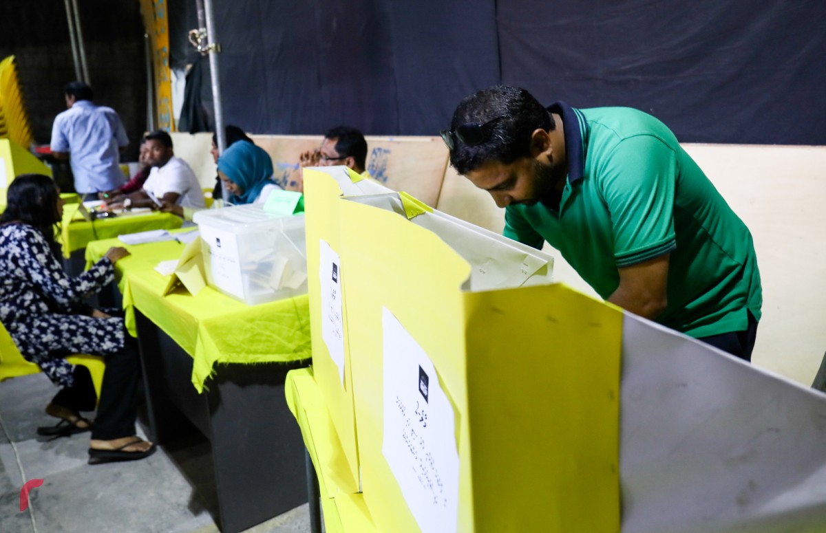 އޮކްޓޫބަރު 20، 2017: އެމްޑީޕީގެ ޗެއާޕާސަންގެ ނައިބު އިދާރީ އަދި ޗެއާޕާސަންގެ ނައިބު މާލީގެ މަގާމަށް ބޭފުޅުން އިންތިހާބު ކުރުމަށް ބޭއްވި އިންތިހާބުގެ ވޯޓުލުން ކުރިއައް ދަނީ