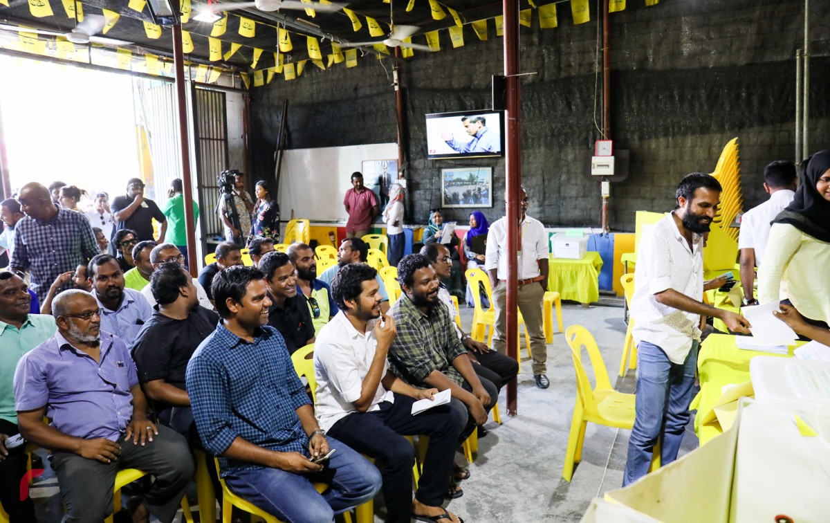 އޮކްޓޫބަރު 20، 2017: އެމްޑީޕީގެ ޗެއާޕާސަންގެ ނައިބު އިދާރީ އަދި ޗެއާޕާސަންގެ ނައިބު މާލީގެ މަގާމަށް ބޭފުޅުން އިންތިހާބު ކުރުމަށް ބޭއްވި އިންތިހާބުގެ ވޯޓުލުން ކުރިއައް ދަނީ