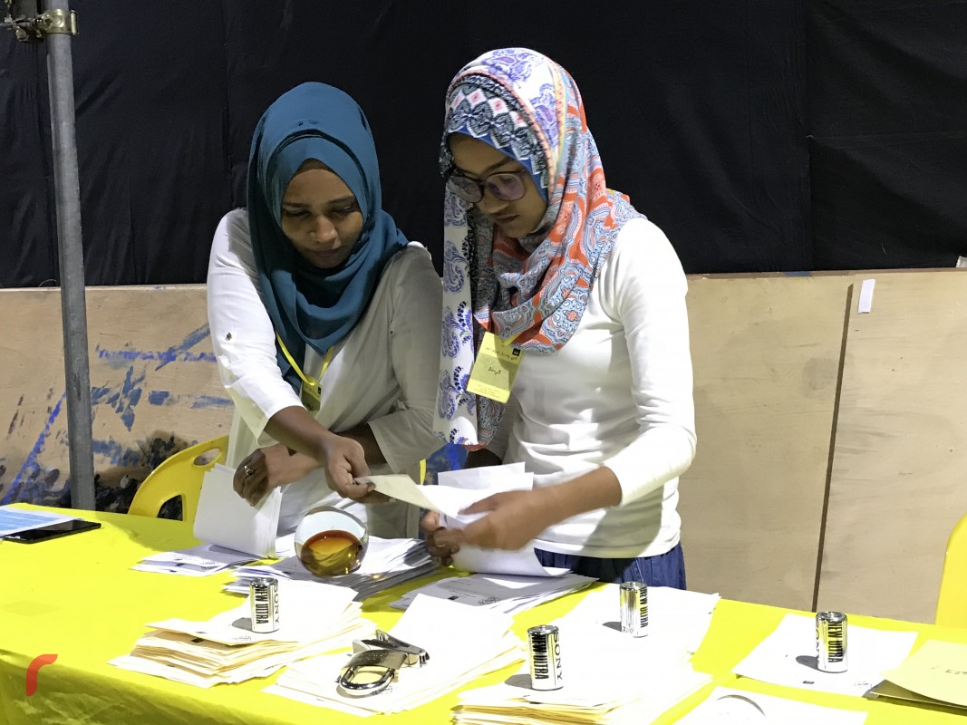 އޮކްޓޫބަރު 20، 2017: އެމްޑީޕީގެ ޗެއާޕާސަންގެ ނައިބު އިދާރީ އަދި ޗެއާޕާސަންގެ ނައިބު މާލީގެ މަގާމަށް ބޭފުޅުން އިންތިހާބު ކުރުމަށް ބޭއްވި އިންތިހާބުގެ ވޯޓުލުން ނިންމުމަަށްފަހު ވޯޓް ގުނަނީ