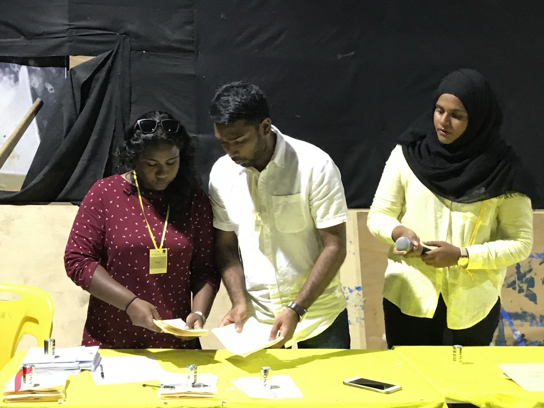 އޮކްޓޫބަރު 20، 2017: އެމްޑީޕީގެ ޗެއާޕާސަންގެ ނައިބު އިދާރީ އަދި ޗެއާޕާސަންގެ ނައިބު މާލީގެ މަގާމަށް ބޭފުޅުން އިންތިހާބު ކުރުމަށް ބޭއްވި އިންތިހާބުގެ ވޯޓުލުން ނިންމުމަަށްފަހު ވޯޓް ގުނަނީ