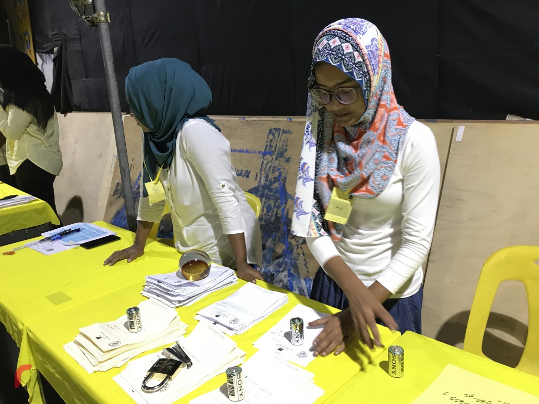 އޮކްޓޫބަރު 20، 2017: އެމްޑީޕީގެ ޗެއާޕާސަންގެ ނައިބު އިދާރީ އަދި ޗެއާޕާސަންގެ ނައިބު މާލީގެ މަގާމަށް ބޭފުޅުން އިންތިހާބު ކުރުމަށް ބޭއްވި އިންތިހާބުގެ ވޯޓުލުން ނިންމުމަަށްފަހު ވޯޓް ގުނަނީ