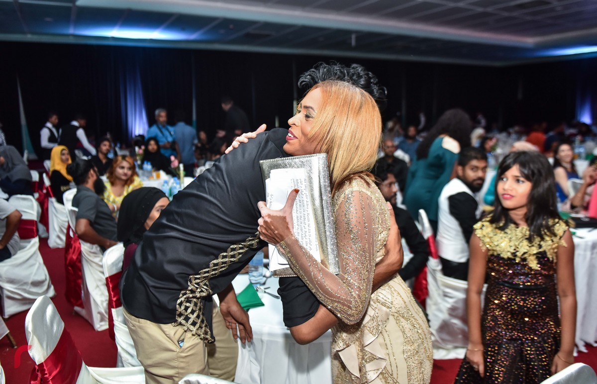 އޮކްޓޫބަރު 20، 2017: ނިއުމާގެ 'ސެލެބްރޭޓިންގް 20" ފާހަގަ ކުރުމަށް ބޭއްވި ހާއްސަ ހަފްލާއަށްފަހު ސަޕޯޓަރުންނާއިއެކު