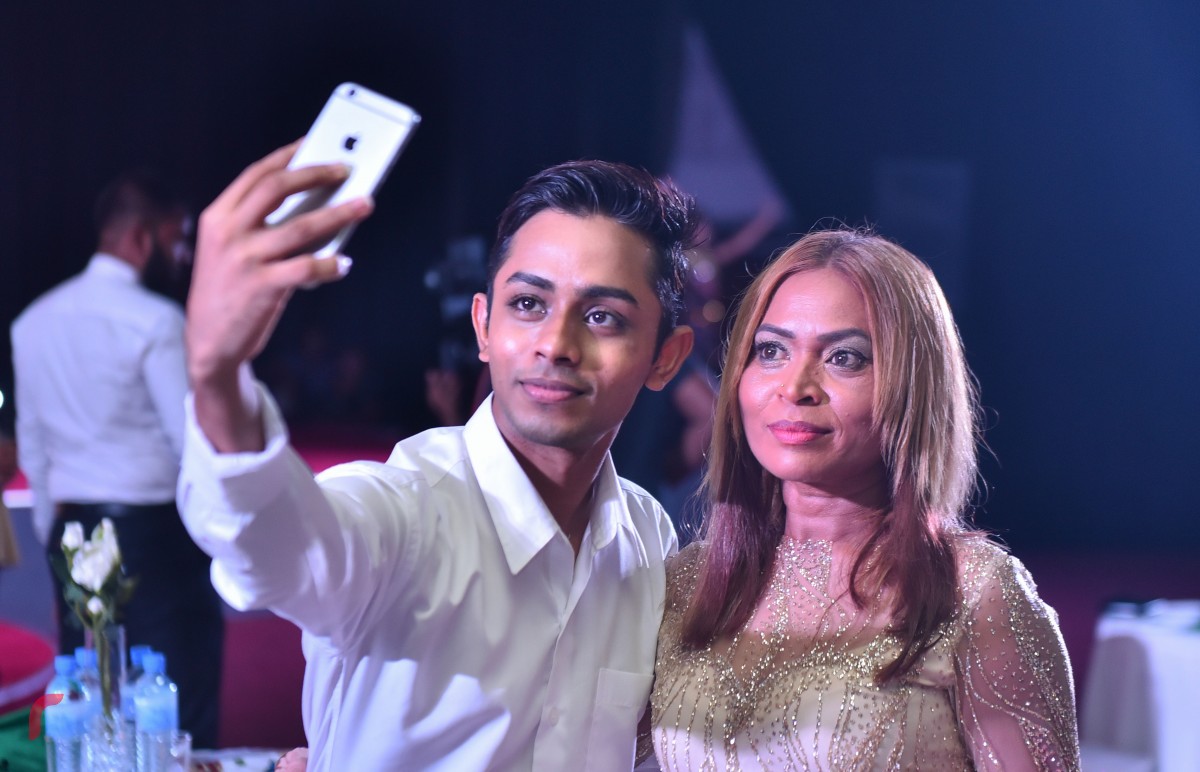 އޮކްޓޫބަރު 20، 2017: ނިއުމާގެ 'ސެލެބްރޭޓިންގް 20" ފާހަގަ ކުރުމަށް ބޭއްވި ހާއްސަ ހަފްލާއަށްފަހު ސަޕޯޓަރުންނާއިއެކު