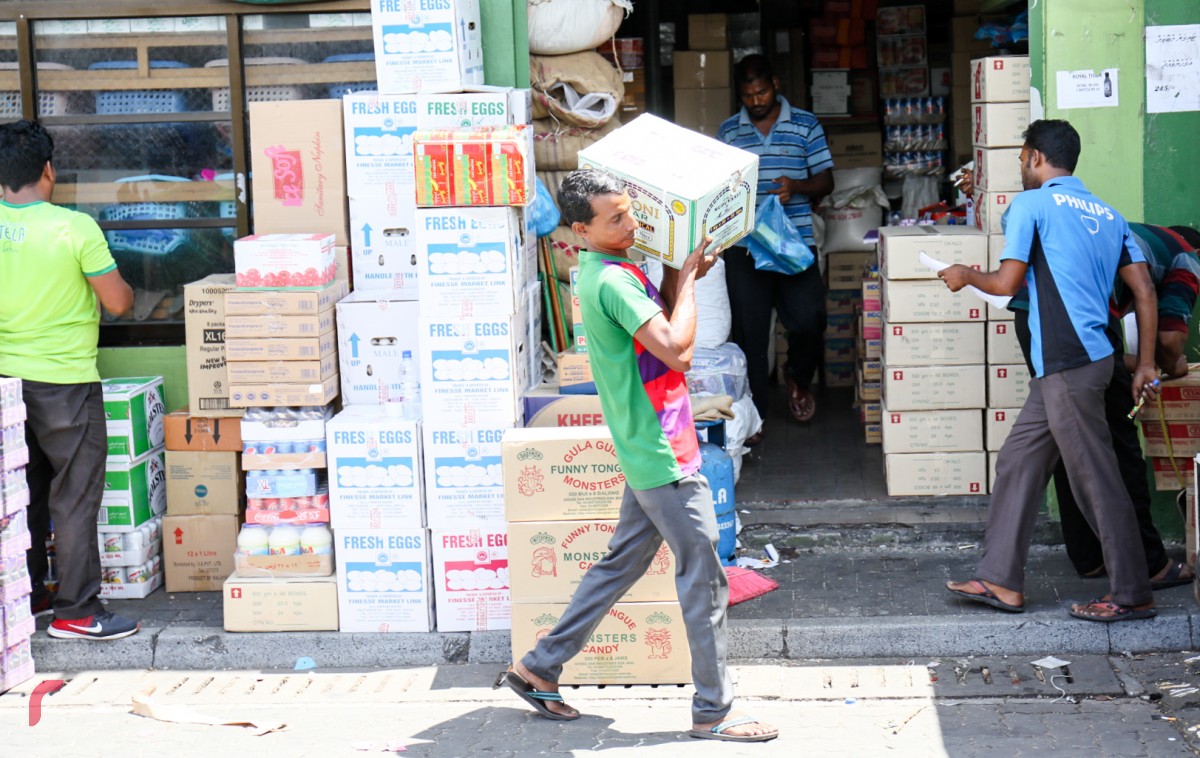 23 އޮކްޓޯބަރު 2017: ލޯކަލް މާރުކޭޓު ސަރަހައްދުގައި ހުރި ފިހާރައަކުން މުދާ ނެރެނީ. ލޯކަލް މާރުކޭޓު ސަރަހައްދުގައި ގިނައިން މަސައްކަތް ކުރާކަން ފާހަގަކުރެވެނީ ބިދޭސީން މަސައްކަތްތެރިން