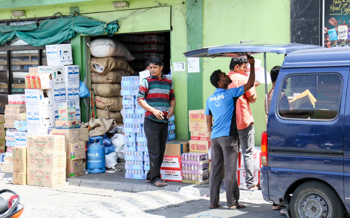 23 އޮކްޓޯބަރު 2017: ލޯކަލް މާރުކޭޓު ސަރަހައްދުގައި ހުރި ފިހާރައަކުން މުދާ ނެރެނީ. ލޯކަލް މާރުކޭޓު ސަރަހައްދުގައި ގިނައިން މަސައްކަތް ކުރާކަން ފާހަގަކުރެވެނީ ބިދޭސީން މަސައްކަތްތެރިން