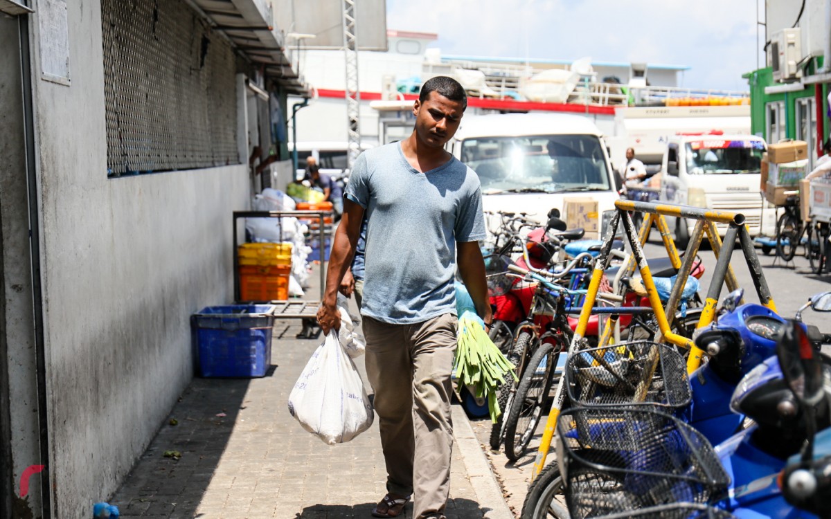 23 އޮކްޓޯބަރު 2017: ލޯކަލް މާރުކޭޓު ސަރަހައްދުގައި ހުރި ފިހާރައަކުން މުދާ ނެރެނީ. ލޯކަލް މާރުކޭޓު ސަރަހައްދުގައި ގިނައިން މަސައްކަތް ކުރާކަން ފާހަގަކުރެވެނީ ބިދޭސީން މަސައްކަތްތެރިން