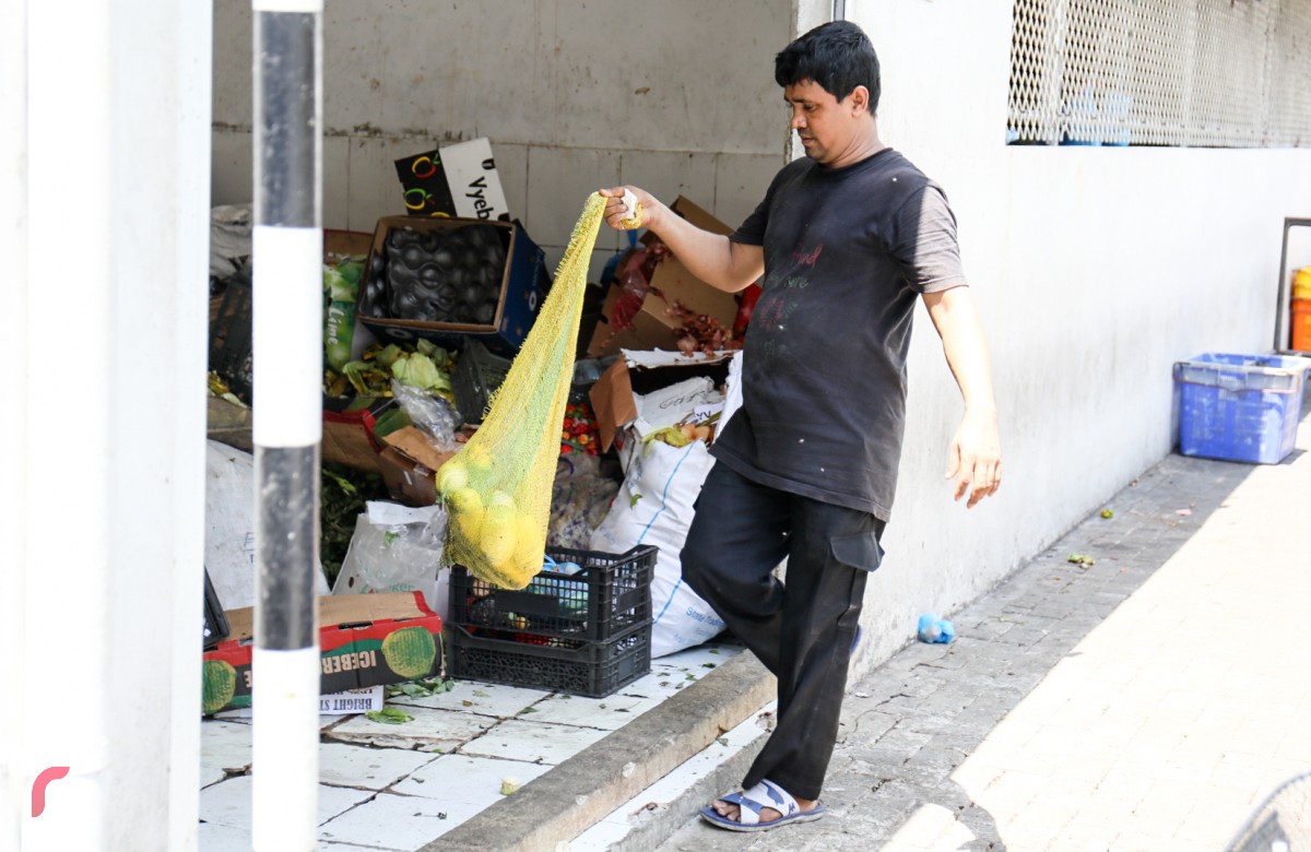 23 އޮކްޓޯބަރު 2017: ލޯކަލް މާރުކޭޓުން ނެރޭ ކުނިތަކެއް ބިދޭސީއަކު އުކާލަނީ. ލޯކަލް މާރުކޭޓު ސަރަހައްދުގައި ގިނަ އަދަދަކަށް ބިދޭސީން މަސައްކަތް ކުރާއިރު ބިދޭސީންނަށް އެކަށީގެންވާ އުޖޫރައެއް ނުލިބޭ