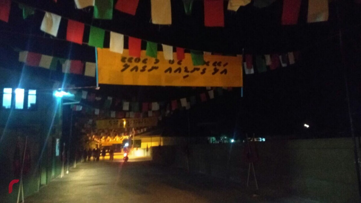 އޮކްޓޫބަރު 24، 2017: ރައީސް ޔާމިން ރ.މަޑުއްވަރިއަށް ވަޑައިގަންނަަވަން ހަމަޖެހިފައި ވުމާއި ގުޅިގެން އިދިކޮޅު ފަރާތްތަކުން ތަފާތު ޝުއޫރު ފާޅުކޮށް ބެނާ ދަމާފައި، ފުލުހުން ވަނީ ކޯޓު އަމުރެއްގެ ދަށުން ބެނާ އަދި އަޑުގަދަކުރާ ނަގާފައި -- ރާއްޖެ އެމްވީ ފޮޓޯ: އަޒްުމޫން އަޙްމަދު