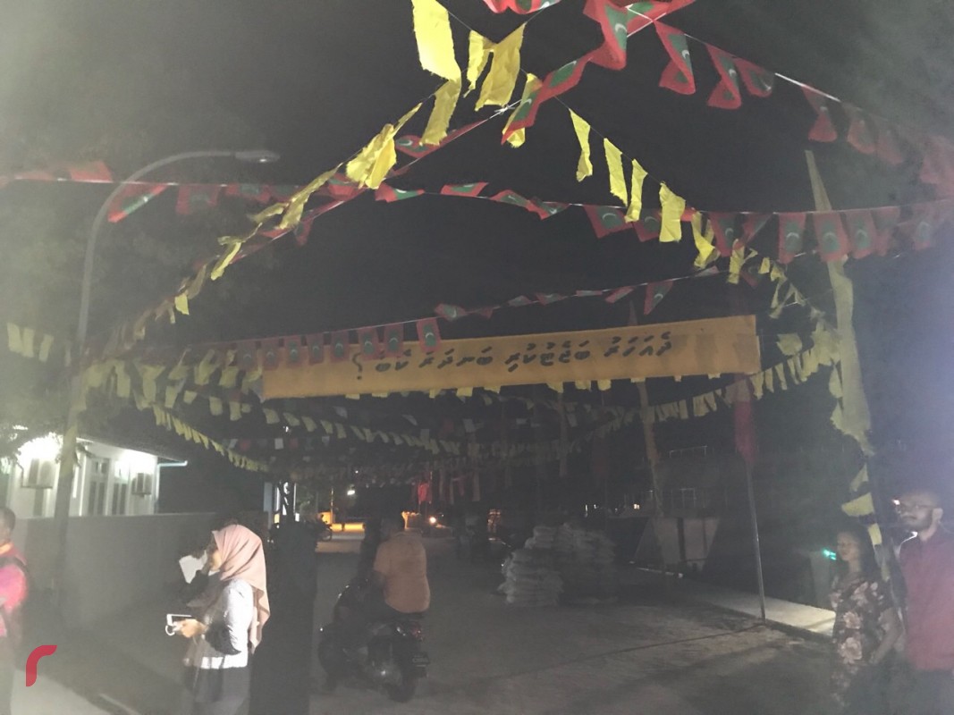 އޮކްޓޫބަރު 24، 2017: ރައީސް ޔާމިން ރ.މަޑުއްވަރީއަށް ވަޑައިގަންނަަވަން ހަމަޖެހިފައިވުމާއި ގުޅިގެން އިދިކޮޅު ފަރާތްތަކުން ތަފާތު ޝުއޫރު ފާޅުކޮށް ބެނާ ދަމާފައި، ފުލުހުން ވަނީ ކޯޓު އަމުރެއްގެ ދަށުން ބެނާ އަދި އަޑުގަދަކުރުމަށް ބޭނުންކުރާ ތަކެތި ނަގާފައި -- ރާއްޖެ އެމްވީ ފޮޓޯ: އަޒްުމޫން އަޙްމަދު