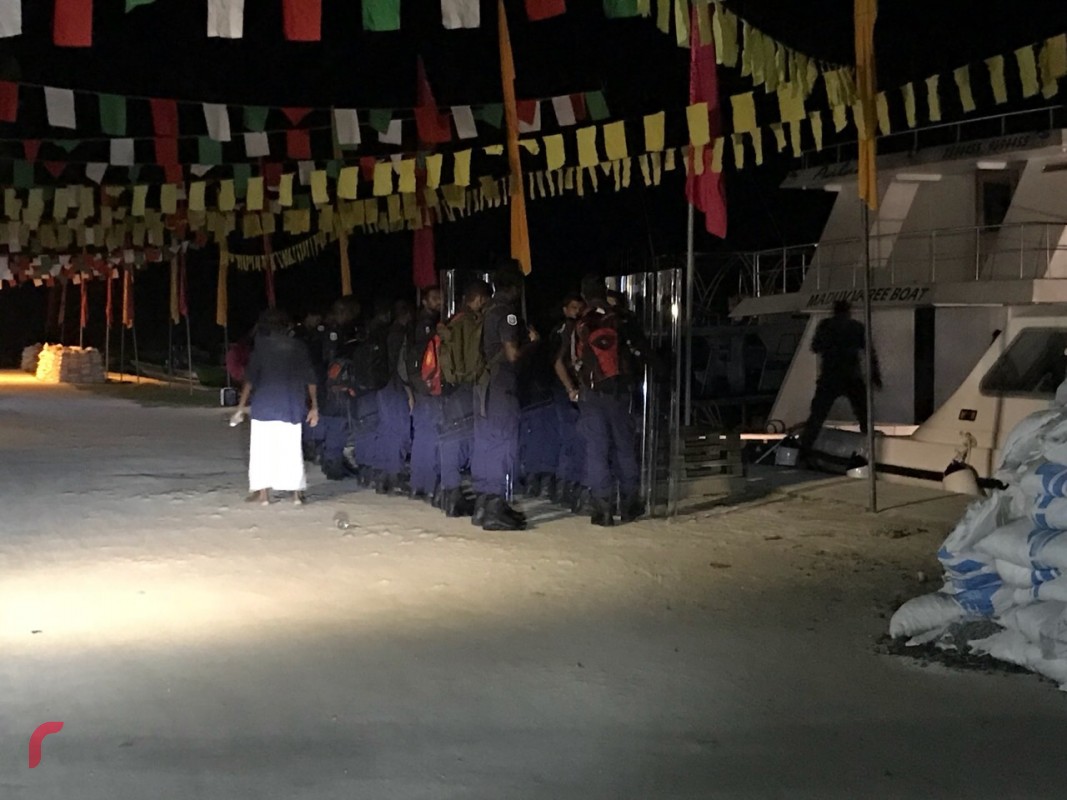 އޮކްޓޫބަރު 24، 2017: ރައީސް ޔާމިން ރ.މަޑުއްވަރިއަށް ވަޑައިގަންނަަވަން ހަމަޖެހިފައި ވުމާއި ގުޅިގެން މާލެއިން  އެސްއޯ ފުލުހުންގެ ޓީމްއެއް ވަނީ ރ.މަޑުއްވަރީއަށް ގޮސް ހަރަކާތްތެރިވާން ފަށާފައި -- ރާއްޖެ އެމްވީ ފޮޓޯ: އަޒްުމޫން އަޙްމަދު