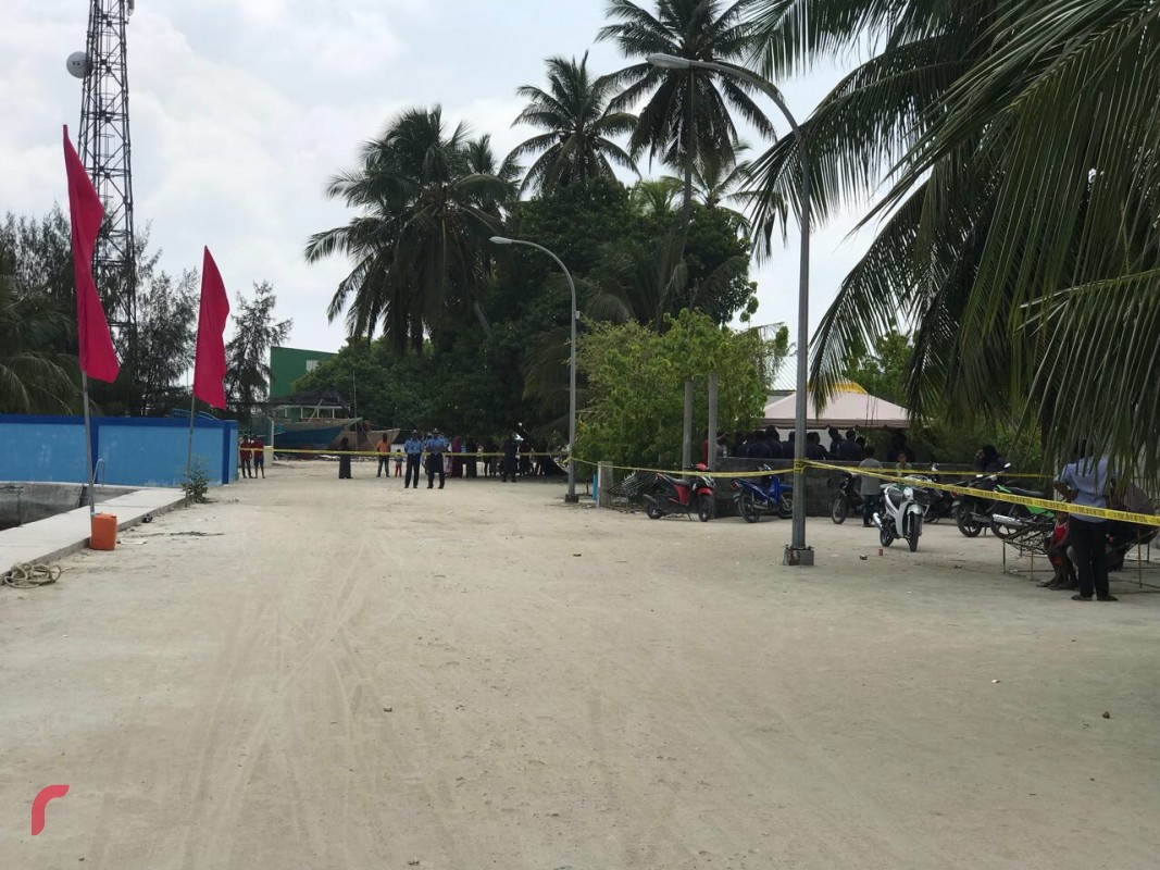 އޮކްޓޫބަރު 24، 2017: ރައީސް ޔާމިން ރ.މަޑުއްވަރިއަށް ވަޑައިގަންނަަވަން ހަމަޖެހިފައި ވުމާއި ގުޅިގެން އިދިކޮޅު ފަރާތްތަކާއި ސަރުކާރަށް ތާއީދު ކުރާ ފަރާތްތަކުން ފޮއްޗާއި ދިދަ ދަމާފައި -- ރާއްޖެ އެމްވީ ފޮޓޯ: އަޒްުމޫން އަޙްމަދު