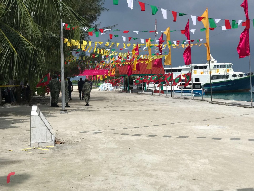 އޮކްޓޫބަރު 24، 2017: ރައީސް ޔާމިން ރ.މަޑުއްވަރިއަށް ވަޑައިގަންނަަވަން ހަމަޖެހިފައި ވުމާއި ގުޅިގެން އިދިކޮޅު ފަރާތްތަކާއި ސަރުކާރަށް ތާއީދު ކުރާ ފަރާތްތަކުން ފޮއްޗާއި ދިދަ ދަމާފައި -- ރާއްޖެ އެމްވީ ފޮޓޯ: އަޒްުމޫން އަޙްމަދު