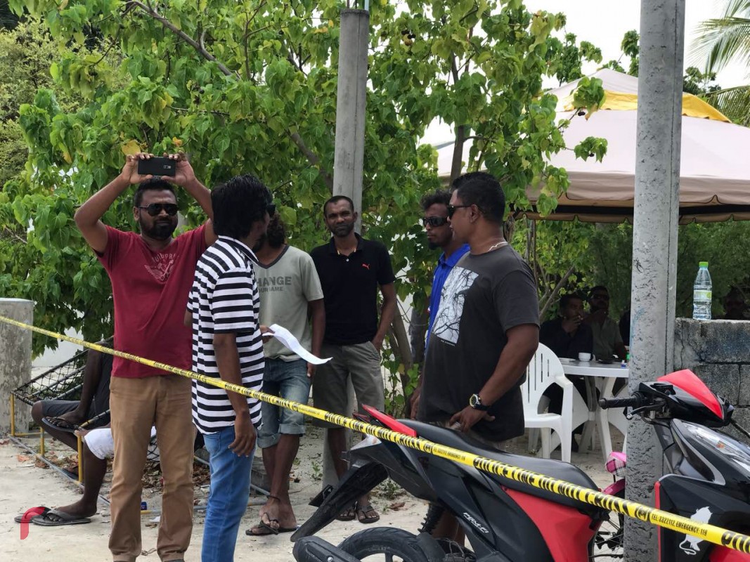 އޮކްޓޫބަރު 24، 2017: ރައީސް ޔާމިން ރ.މަޑުއްވަރިއަށް ވަޑައިގަންނަަވަން ހަމަޖެހިފައި ވުމާއި ގުޅިގެން ފުލުހުން ސަލާމަތީ ކަންކަން ބެލެހެއްޓުމުގެ ގޮތުން ސަރަހައްދުތައް ބަންދުކޮށްފައި -- ރާއްޖެ އެމްވީ ފޮޓޯ: އަޒްުމޫން އަޙްމަދު