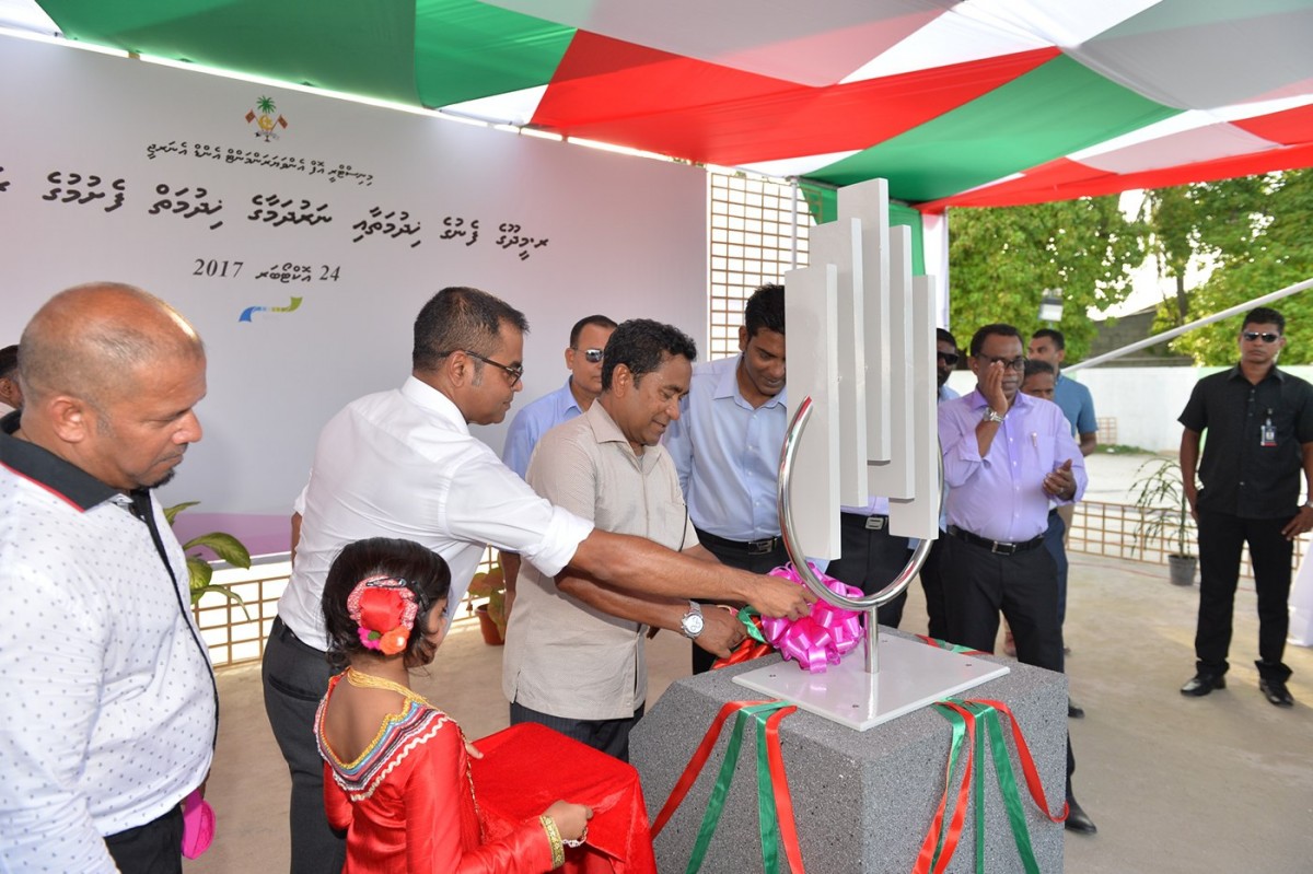 އޮކްޓޫބަރު 24، 2017: ރައީސް ޔާމިން ރ އަތޮޅަށް ކުރައްވަމުން ގެންދަވާ ރަސްމީ ދަތުރުފުޅުގައި ރ.މީދޫއަށް ވަޑައިގެން މިދޫގެ ނަރުދަމާގެ އާއި ފެނުގެ ހިދުމަތް އިފްތިތާޙް ކޮށްދެއްވަނީ