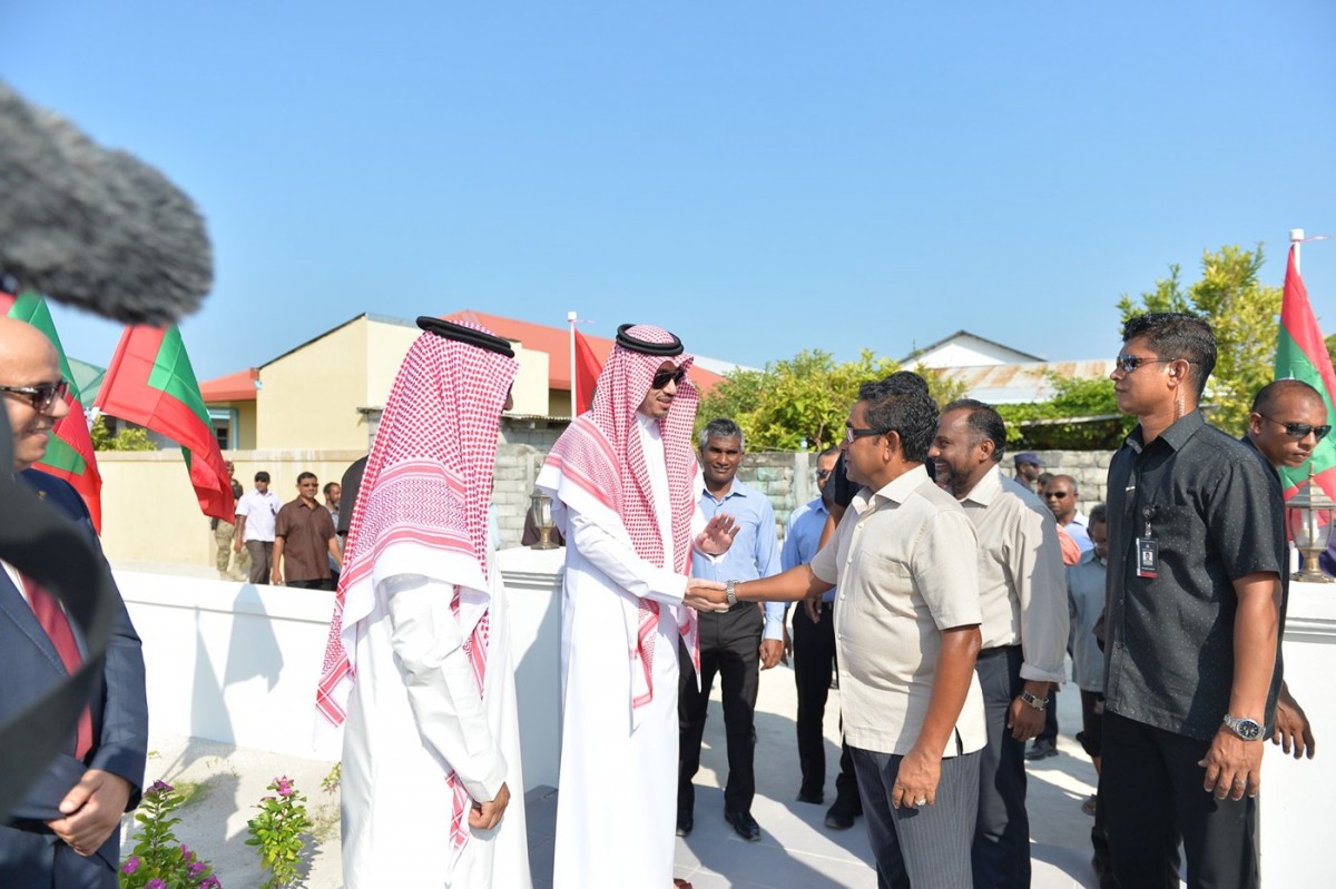 އޮކްޓޫބަރު 24، 2017: ރައީސް ޔާމިން ރ އަތޮޅަށް ކުރައްވަމުން ގެންދަވާ ރަސްމީ ދަތުރުފުޅުގައި ރ.މީދޫއަށް ވަޑައިގެން މިދޫގައި ސައޫދީ އެހީގައި ބިނާކޮށްފައިވާ މިސްކިތް ރަސްމީކޮށް ހުޅުވައިދެއްވަނީ