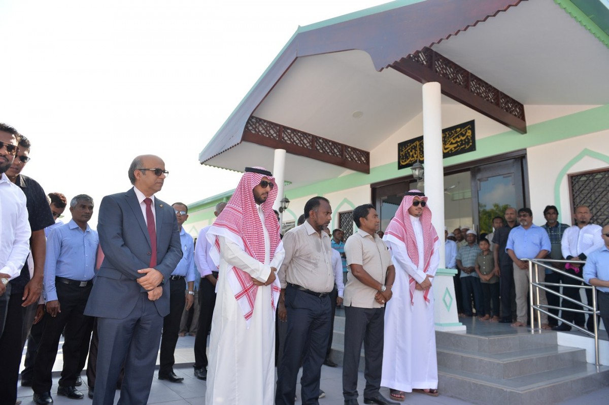 އޮކްޓޫބަރު 24، 2017: ރައީސް ޔާމިން ރ އަތޮޅަށް ކުރައްވަމުން ގެންދަވާ ރަސްމީ ދަތުރުފުޅުގައި ރ.މީދޫއަށް ވަޑައިގެން މިދޫގައި ސައޫދީ އެހީގައި ބިނާކޮށްފައިވާ މިސްކިތް ރަސްމީކޮށް ހުޅުވައިދެއްވަނީ