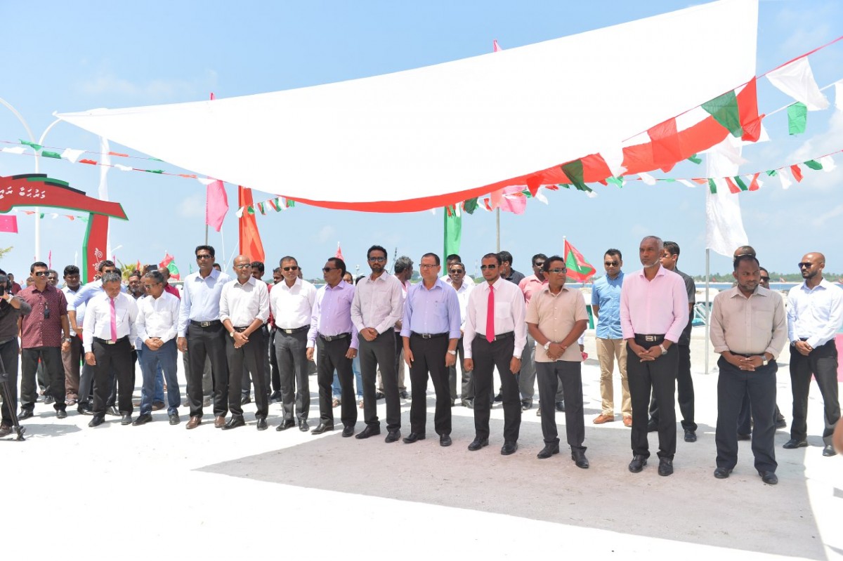 އޮކްޓޫބަރު 24، 2017: ރައީސް ޔާމިން ރ އަތޮޅަށް ކުރައްވަމުން ގެންދަވާ ރަސްމީ ދަތުރުފުޅުގައި ރ.ފައިނުއަށް ޒިޔާރަތް ކުރަށްވައި ފައިނު ބަނދަރު ހުޅުއްވައިދެއްވަނީ