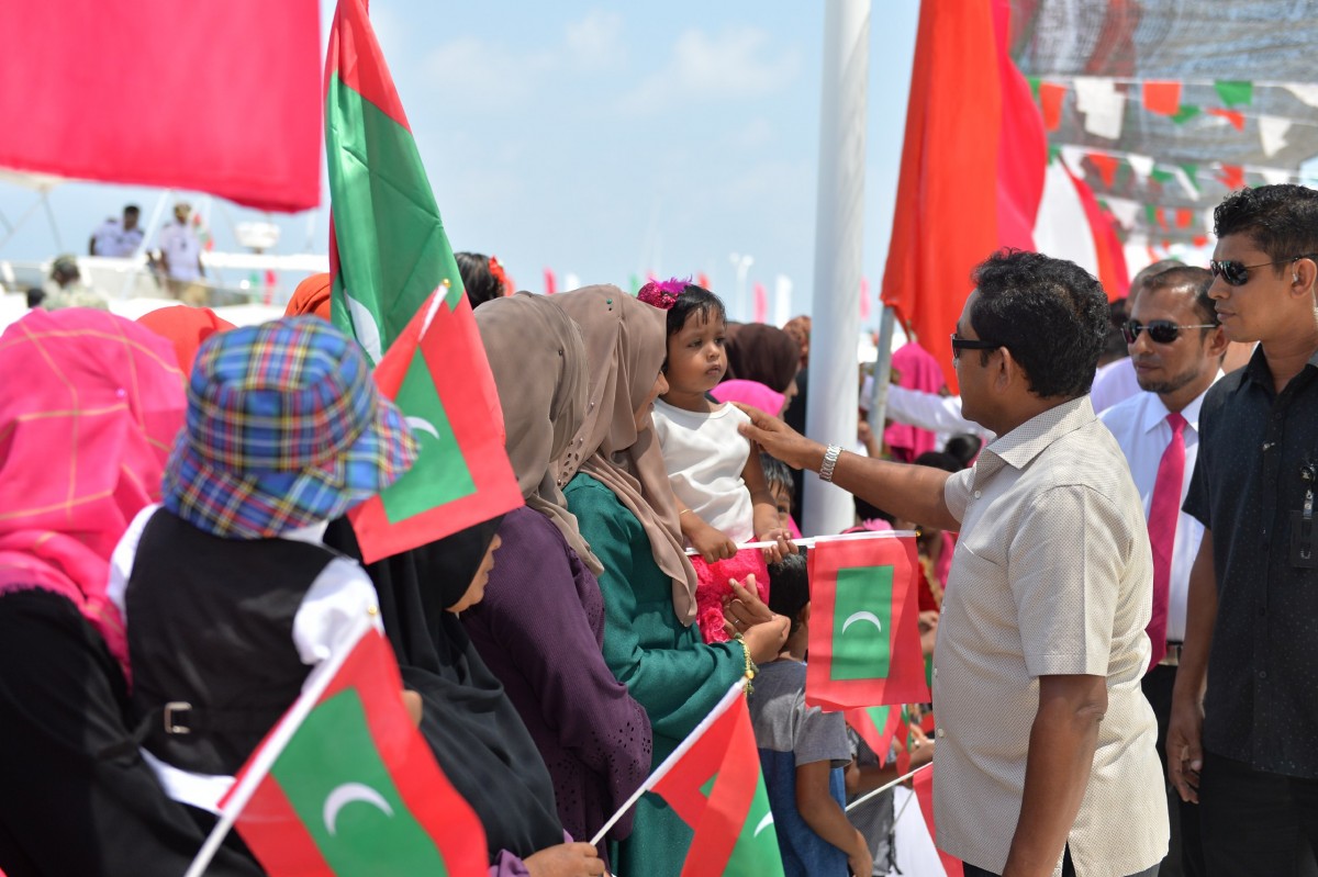 އޮކްޓޫބަރު 24، 2017: ރައީސް ޔާމިން ރ އަތޮޅަށް ކުރައްވަމުން ގެންދަވާ ރަސްމީ ދަތުރުފުޅުގައި ރ.ފައިނަށް ވަޑައިގެން އާންމު ރައްޔިތުންނާއި ސަލާމް ކުރައްވަނީ