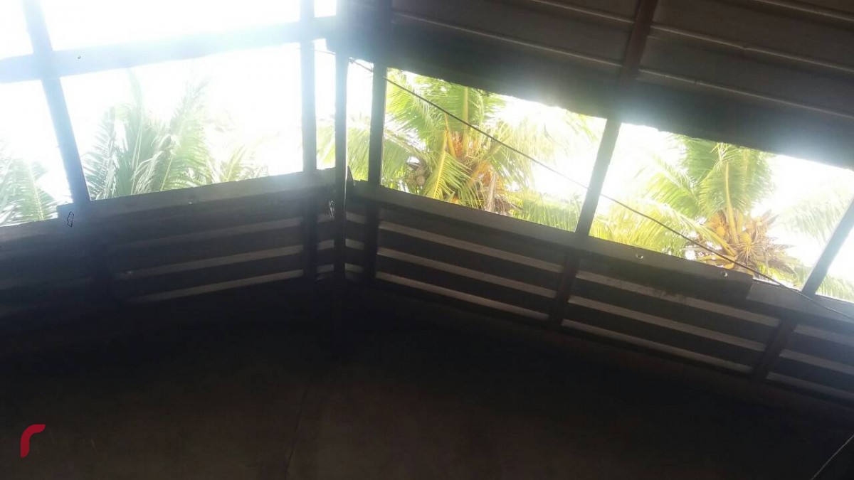 އޮކްޓޫބަރު 26، 2017 : އައްޑޫ ސިޓީގައި އަލިފާނުގެ ހާދިސާއެއް ހިނގުމާއި ގުޅިގެން ގެ ބޭނުން ނުކުރެވޭވަރަށް ހަލާކުވެފައިވާ އިރު އަލިފާން ނިއްވުމުގައި މަސައްކަތްކުރި ފުލުހަކަށް ވަނީ އަނިޔާވެފައި