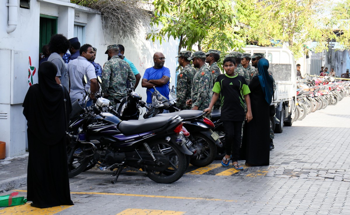 27 އޮކްޓޫބަރު 2017: ބަނޑޭރިކޮށި 2 އެލް 195 ހުސްކުރަން އެންގުމާއިގުޅިގެން އެމްއެންޑީއެފްއާއި ފުލުހުން ގުޅިގެން ކޮށި ހުސްކުރަނީ ، ކޮށީގައި ދިރިއުޅޭ މީހުން މައުލޫމާތު ދީފައިވާ ގޮތުގައި ކޮށި ހުސްކުރަނީ ކޯޓް އަމުރަކާއި ނުލައި