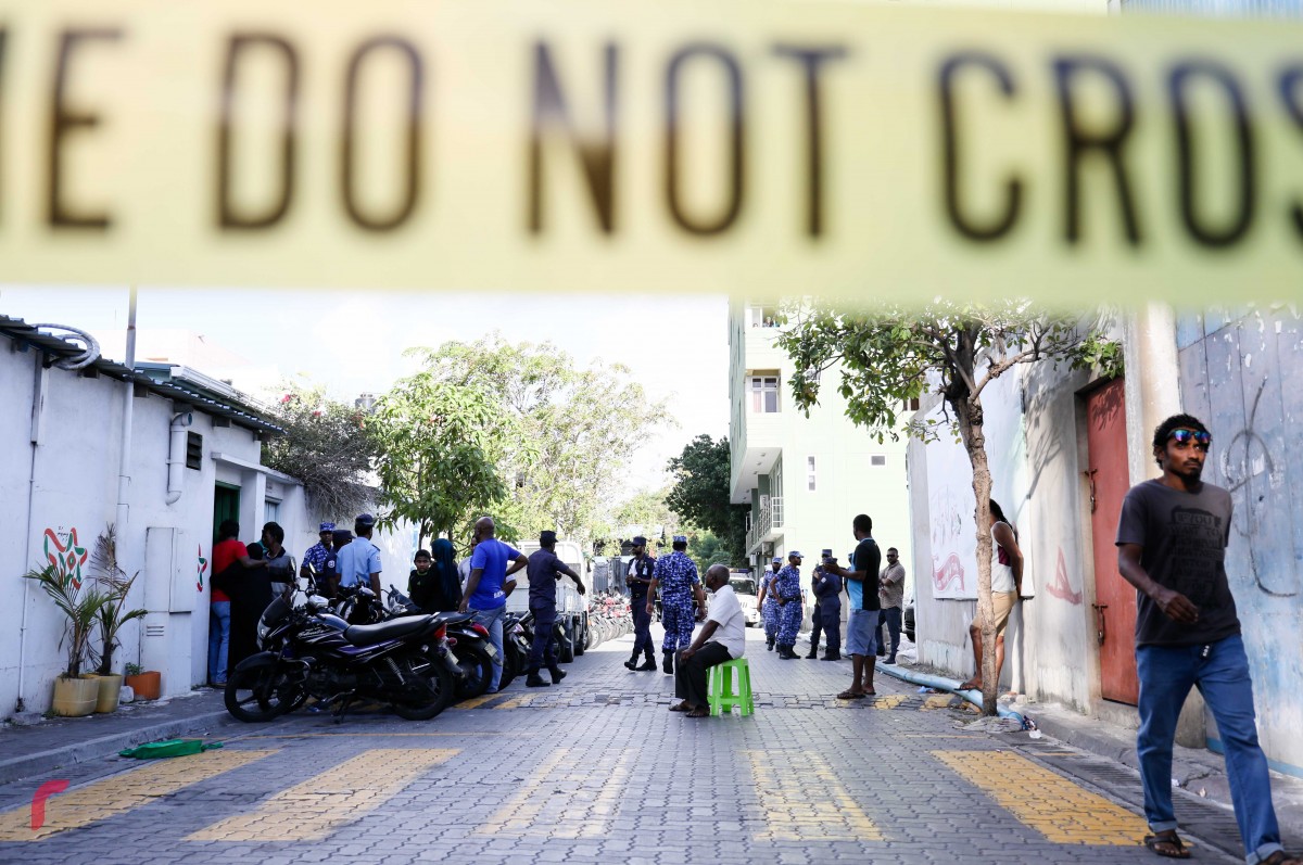 27 އޮކްޓޫބަރު 2017: ބަނޑޭރިކޮށި 2 އެލް 195 ހުސްކުރަން އެންގުމާއިގުޅިގެން އެމްއެންޑީއެފްއާއި ފުލުހުން ގުޅިގެން ކޮށި ހުސްކުރި ވަގުތު ކޮށީގައި މިހާރު ދިރިއުޅެމުންދާ އާއިލާގެ މެމްބަރަކު މަގުމަތީގައި މަޑުކޮށްލައިގެން، ކޮށި ހުސްކުރުމާއިއެކު އާއިލާވަނީ މަގުމަތިވެ ބޯހިޔާވަހިކަމަށް ޖެހިފައި