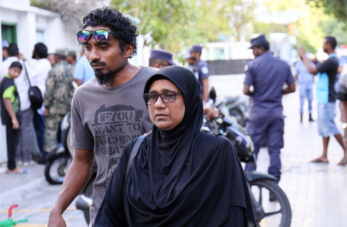 27 އޮކްޓޫބަރު 2017: ބަނޑޭރިކޮށި 2 އެލް 195 ހުސްކުރަން އެންގުމާއިގުޅިގެން އެމްއެންޑީއެފްއާއި ފުލުހުން ގުޅިގެން ކޮށި ހުސްކުރި ވަގުތު ކޮށީގައި މިހާރު ދިރިއުޅެމުންދާ އާއިލާގެ ބައެއް މެމްބަރުން ހިތާމަކުރަނީ، ކޮށި ހުސްކުރުމާއިއެކު އާއިލާވަނީ މަގުމަތިވެ ބޯހިޔާވަހިކަމަށް ޖެހިފައި