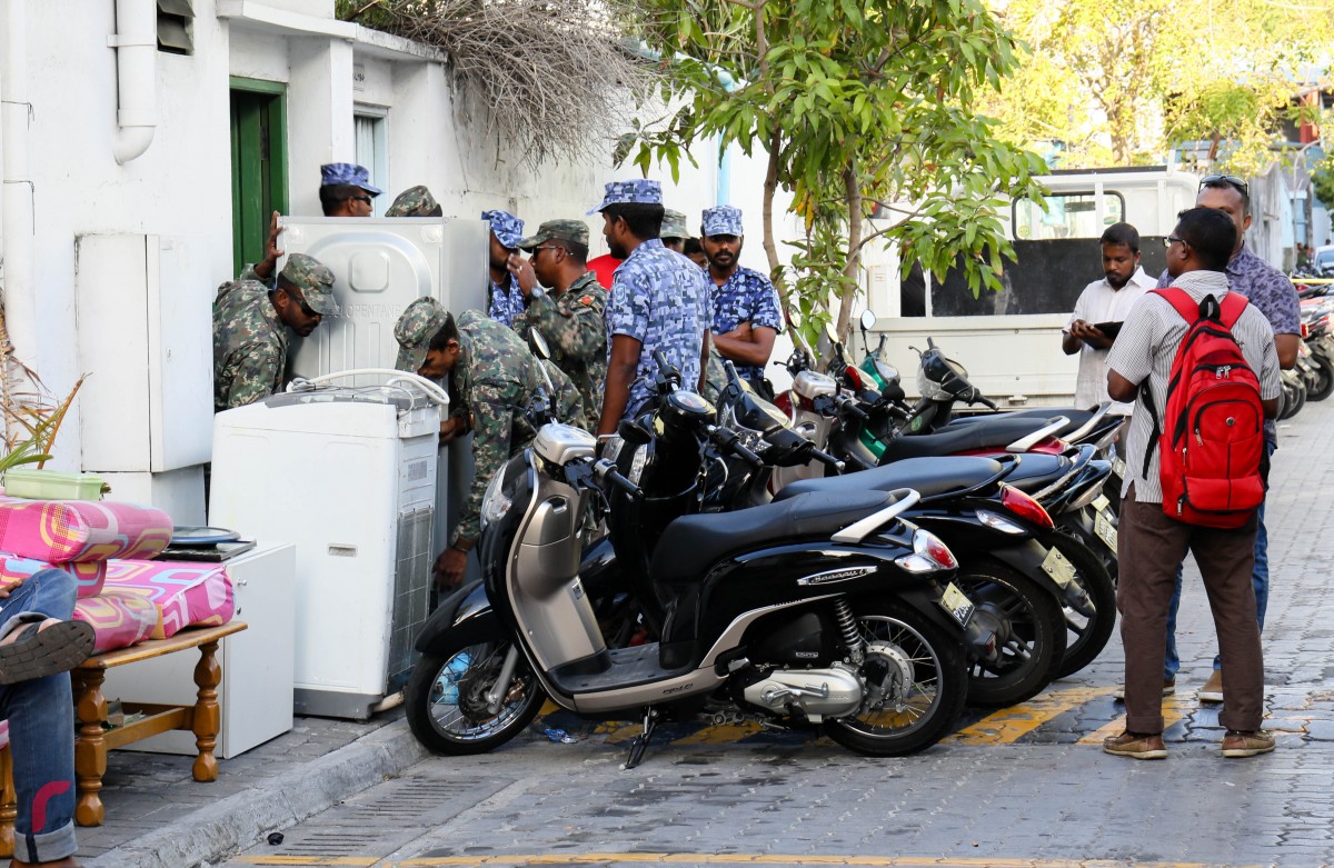 27 އޮކްޓޫބަރު 2017: ބަނޑޭރިކޮށި 2 އެލް 195 ހުސްކުރަން އެންގުމާއިގުޅިގެން އެމްއެންޑީއެފްއާއި ފުލުހުން ގުޅިގެން ކޮށި ހުސްކުރަނީ ، ކޮށީގައި ދިރިއުޅޭ މީހުން މައުލޫމާތު ދީފައިވާ ގޮތުގައި ކޮށި ހުސްކުރަނީ ކޯޓް އަމުރަކާއި ނުލައި