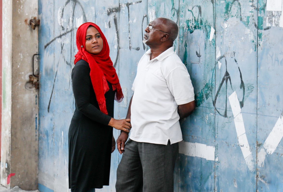 27 އޮކްޓޫބަރު 2017: ބަނޑޭރިކޮށި 2 އެލް 195 ހުސްކުރަން އެންގުމާއިގުޅިގެން އެމްއެންޑީއެފްއާއި ފުލުހުން ގުޅިގެން ކޮށި ހުސްކުރި ވަގުތު ކޮށީގައި މިހާރު ދިރިއުޅެމުންދާ އާއިލާގެ ބައެއް މެމްބަރުން މަޑުކޮށްލައިގެން، ކޮށި ހުސްކުރުމާއިއެކު އާއިލާވަނީ މަގުމަތިވެ ބޯހިޔާވަހިކަމަށް ޖެހިފައި