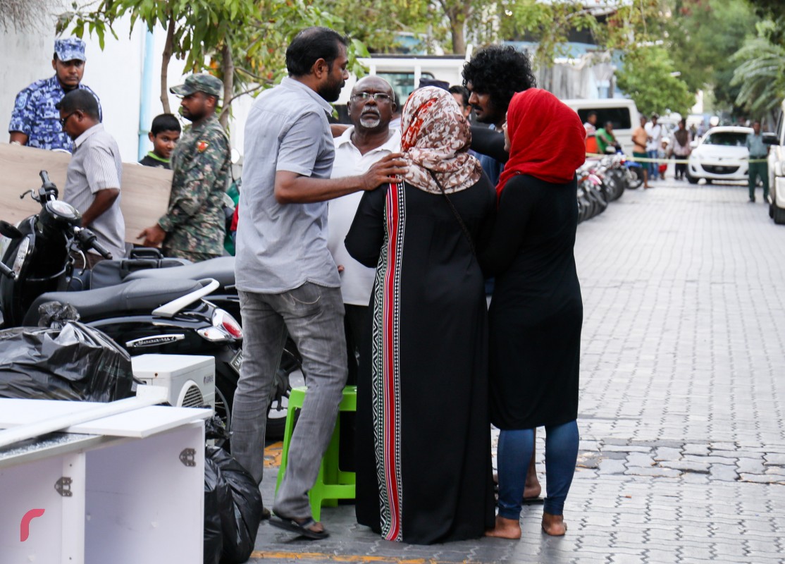 27 އޮކްޓޫބަރު 2017: ބަނޑޭރިކޮށި 2 އެލް 195 ހުސްކުރަން އެންގުމާ ގުޅިގެން އެމްއެންޑީއެފް އާއި ފުލުހުން ގުޅިގެން ކޮށި ހުސްކުރި ވަގުތު ކޮށީގައި މިހާރު ދިރިއުޅެމުންދާ އާއިލާގެ މެމްބަރުން ހިތާމަކުރަނީ: ކޮށި ހުސްކުރުމާ އެކު އާއިލާވަނީ މަގުމަތިވެ ބޯހިޔާވަހިކަމަށް ޖެހިފައި