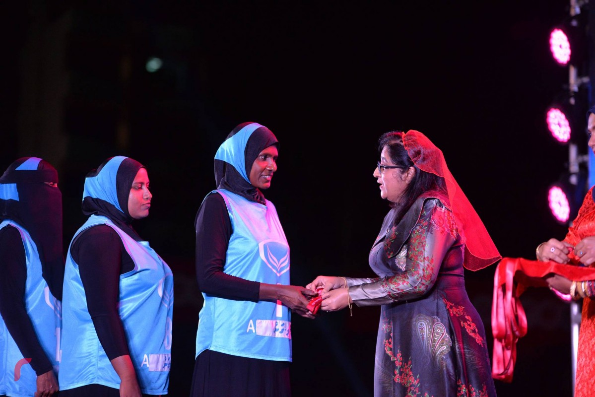 އޮކްޓޫބަރު 27، 2017: ފަސްޓްލޭޑީ ބަށިބޯޅަ ޗެމްޕިއަންޝިޕްގެ ފައިނަލްގައި ވާދަކުރި ކ.މާފުށި ބަށި ޓީމް އަދި ފ.ފީއަލީ ބަށި ޓީމް ފައިނަލްގައި ވާދަކުރަނީ، ބަށި މުބާރާތުގެ ޗެމްޕިއަންކަން ހޯދާފައި ވަނީ ފ.ފީއަލީ ބަށި ޓީމް