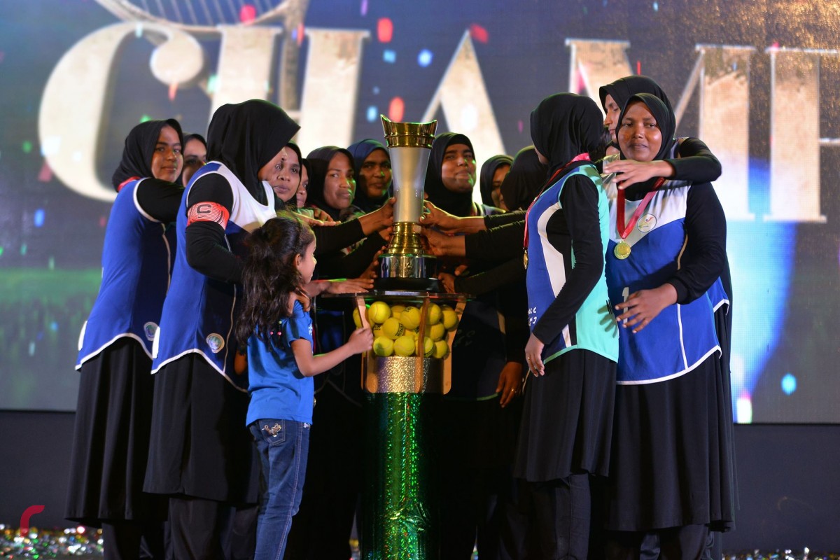 އޮކްޓޫބަރު 27، 2017: ފަސްޓްލޭޑީ ބަށިބޯޅަ ޗެމްޕިއަންޝިޕްގެ ފައިނަލްގައި ވާދަކުރި ކ.މާފުށި ބަށި ޓީމް އަދި ފ.ފީއަލީ ބަށި ޓީމް ފައިނަލްގައި ވާދަކުރަނީ، ބަށި މުބާރާތުގެ ޗެމްޕިއަންކަން ހޯދާފައި ވަނީ ފ.ފީއަލީ ބަށި ޓީމް