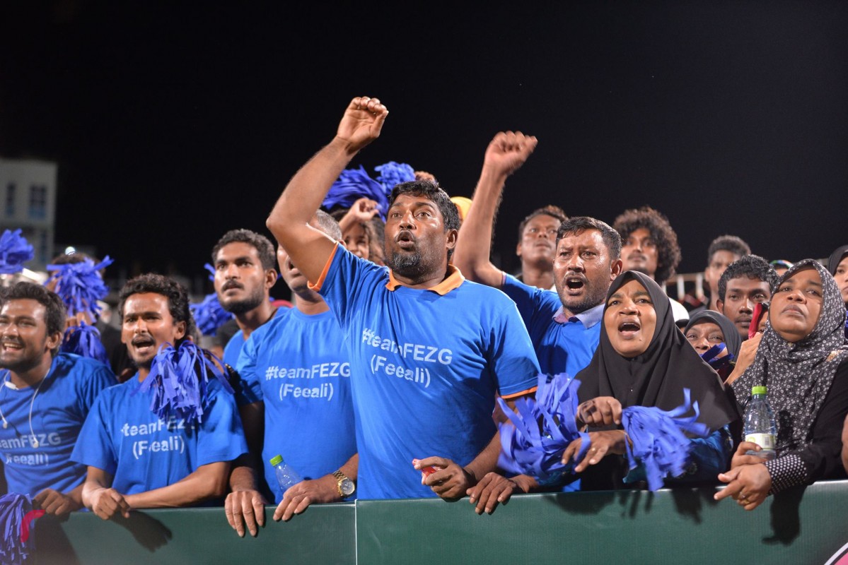 އޮކްޓޫބަރު 27، 2017: ފަސްޓްލޭޑީ ބަށިބޯޅަ ޗެމްޕިއަންޝިޕްގެ ފައިނަލްގައި ވާދަކުރި ފ.ފީއަލީ ބަށި ޓީމް ގެ ސަޕޯޓަރުން ޓީމްއަށް ތަރުހީބުދެނީ، ބަށި މުބާރާތުގެ ޗެމްޕިއަންކަން ހޯދާފައި ވަނީ ފ.ފީއަލީ ބަށި ޓީމް