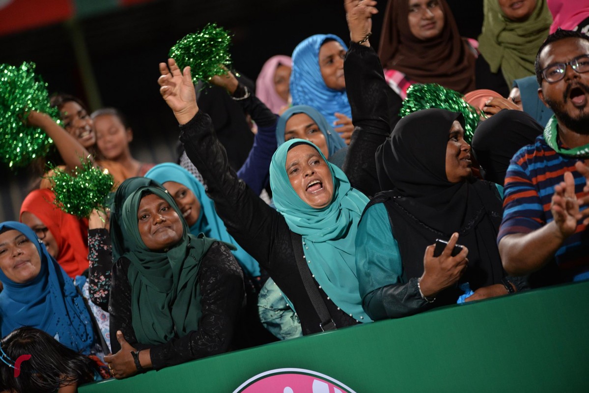 އޮކްޓޫބަރު 27، 2017: ފަސްޓްލޭޑީ ބަށިބޯޅަ ޗެމްޕިއަންޝިޕްގެ ފައިނަލްގައި ވާދަކުރި ކ.މާފުށީ ބަށި ޓީމް ގެ ސަޕޯޓަރުން ޓީމްއަށް ތަރުހީބުދެނީ، ބަށި މުބާރާތުގެ ޗެމްޕިއަންކަން ހޯދާފައި ވަނީ ފ.ފީއަލީ ބަށި ޓީމް