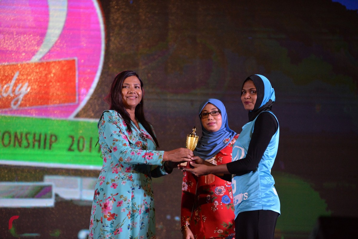 އޮކްޓޫބަރު 27، 2017: ފަސްޓްލޭޑީ ބަށިބޯޅަ ޗެމްޕިއަންޝިޕްގެ ފައިނަލްގައި ވާދަކުރި ކ.މާފުށި ބަށި ޓީމް އަދި ފ.ފީއަލީ ބަށި ޓީމް ފައިނަލްގައި ވާދަކުރަނީ، ބަށި މުބާރާތުގެ ޗެމްޕިއަންކަން ހޯދާފައި ވަނީ ފ.ފީއަލީ ބަށި ޓީމް