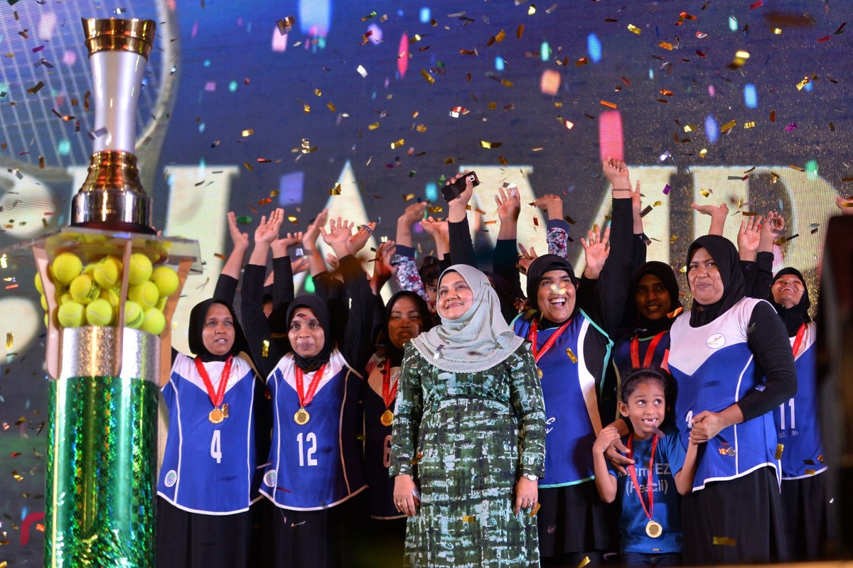 އޮކްޓޫބަރު 27، 2017: ފަސްޓްލޭޑީ ބަށިބޯޅަ ޗެމްޕިއަންޝިޕްގެ ފައިނަލްގައި ވާދަކުރި ކ.މާފުށި ބަށި ޓީމް އަދި ފ.ފީއަލީ ބަށި ޓީމް ފައިނަލްގައި ވާދަކުރަނީ، ބަށި މުބާރާތުގެ ޗެމްޕިއަންކަން ހޯދާފައި ވަނީ ފ.ފީއަލީ ބަށި ޓީމް