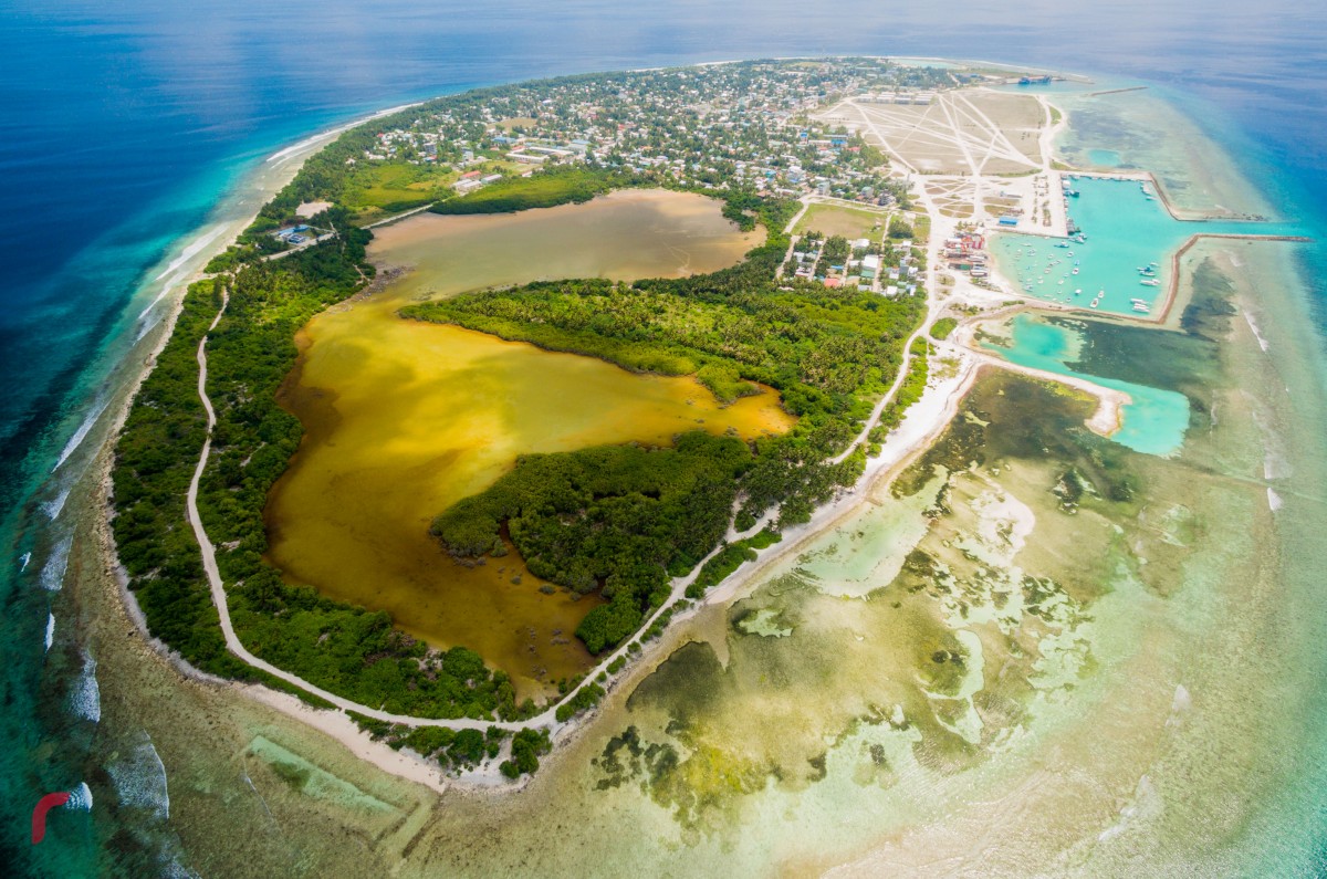 އޮކްޓޫބަރު 29، 2017: ހދ. ކުޅުދުއްފުށިގެ ހުޅަނގު ފަރާތުގައިވާ ހިތްގައިމު މަށި ކުޅި. މިއީ ހިޖުރަކުރާ ދޫނިސޫފާ ސޫފީގެ މުހިންމު މަންޒިލެއް. އަދި ގުދުރަތީ ދިރުންތަކުން މުއްސަނދި، ކުޅުދުއްފުށީގެ ކާބަފައިންނާއި ތާރީޚާއި ގުޅި ލާމެހިފައިވާ ގުދުރަތީ ތަރިކައެއް.