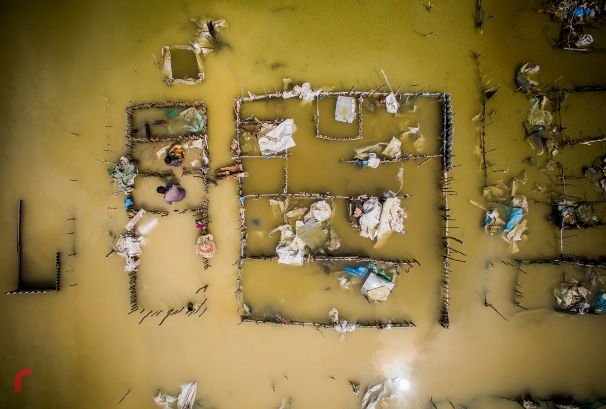 އޮކްޓޫބަރު 29، 2017: ކުޅުދުއްފުށި ކުޅީގައި ބޮނބި ފާކުރުމަށް ހަދާފައިވާ އޮޅެއްގައި ފިރިހެނަކާއި ކުޑަ ކުއްޖަކު މަސައްކަތް ކުރަނީ. ރޯނު ވެށުމަށް ބޭނުންވާ ބޮނބި ފާކުރުމަށް ކުޅުދުއްފުށީގެ ރައްޔިތުން ކުޅީގެ ބޭނުން ހިފާއިރު، ރޯނު ވަށައިގެން ކުޅުދުއްފުށީގެ ރައްޔިތުން ރަނގަޅު އާމްދަނީ އެއް ހޯދާ.