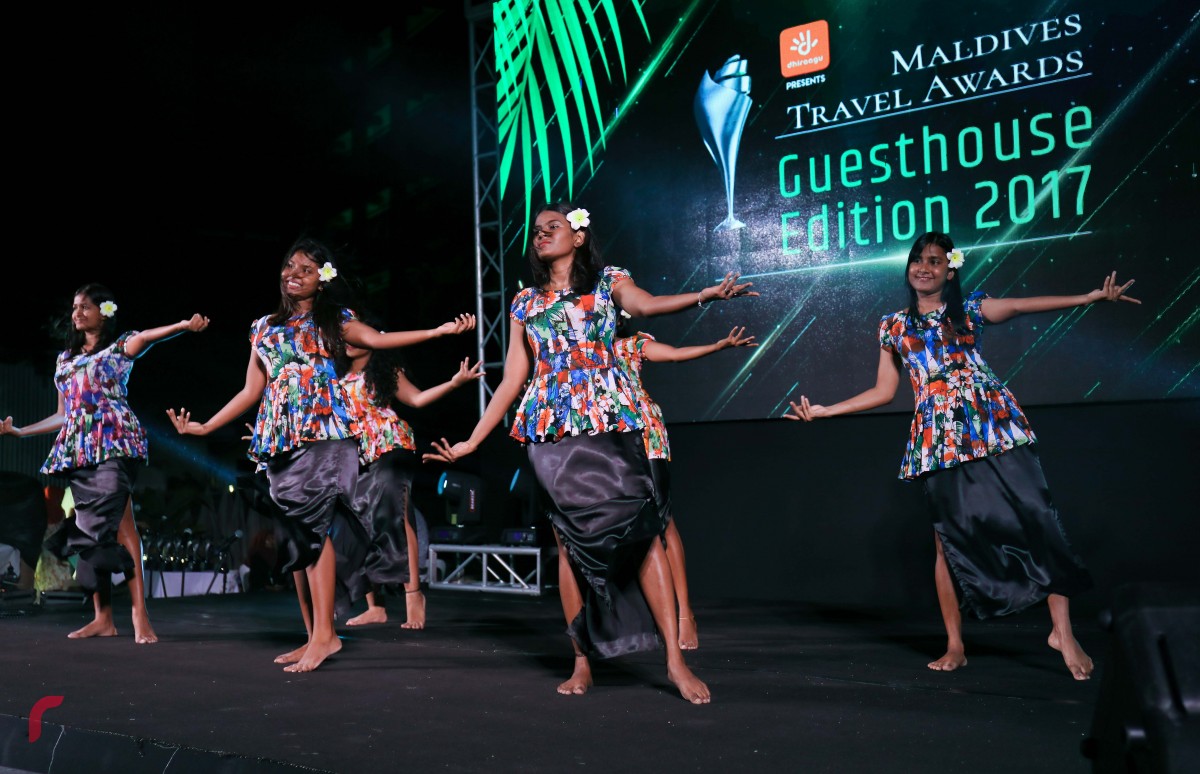 އޮކްޓޫބަރު 30، 2017: މަޓާޓޯ މޯލްޑިވްސް ޓްރެވަލް އެވޯޑްސްގެ ގެސްޓް ހައުސް އެޑިޝަންގެ އެވޯޑްތައް ދިނުމަށް މާފުށީގައި ބޭއްވި ހަފްލާގެ ތެރެއިން