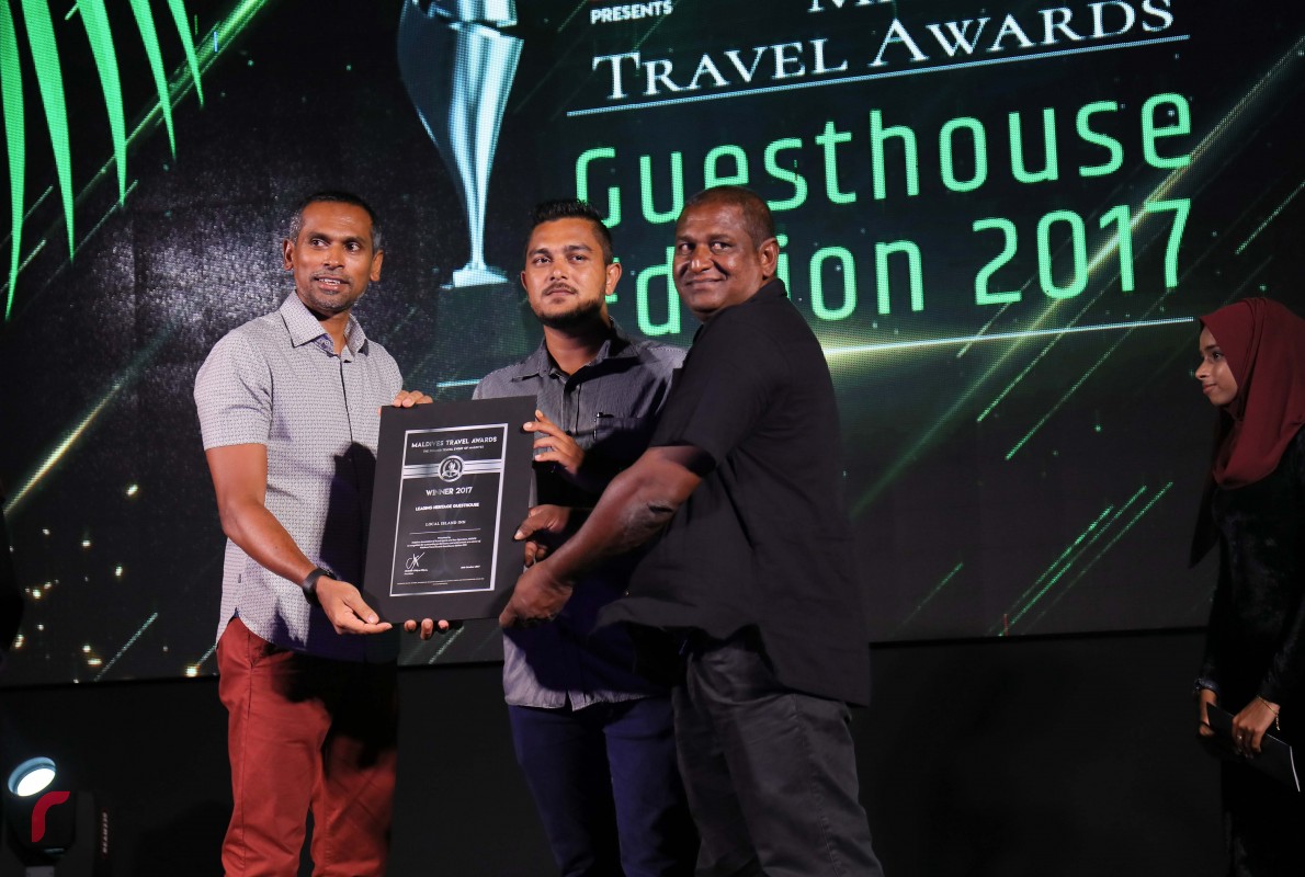 އޮކްޓޫބަރު 30، 2017: މަޓާޓޯ މޯލްޑިވްސް ޓްރެވަލް އެވޯޑްސްގެ ގެސްޓް ހައުސް އެޑިޝަންގެ އެވޯޑްތައް ދިނުމަށް މާފުށީގައި ބޭއްވި ހަފްލާގައި ލީޑިންގް ހެރިޓޭޖް ގެސްޓް ހައުސްއަށް އެވޯޑް ހަވާލުކުރަނީ