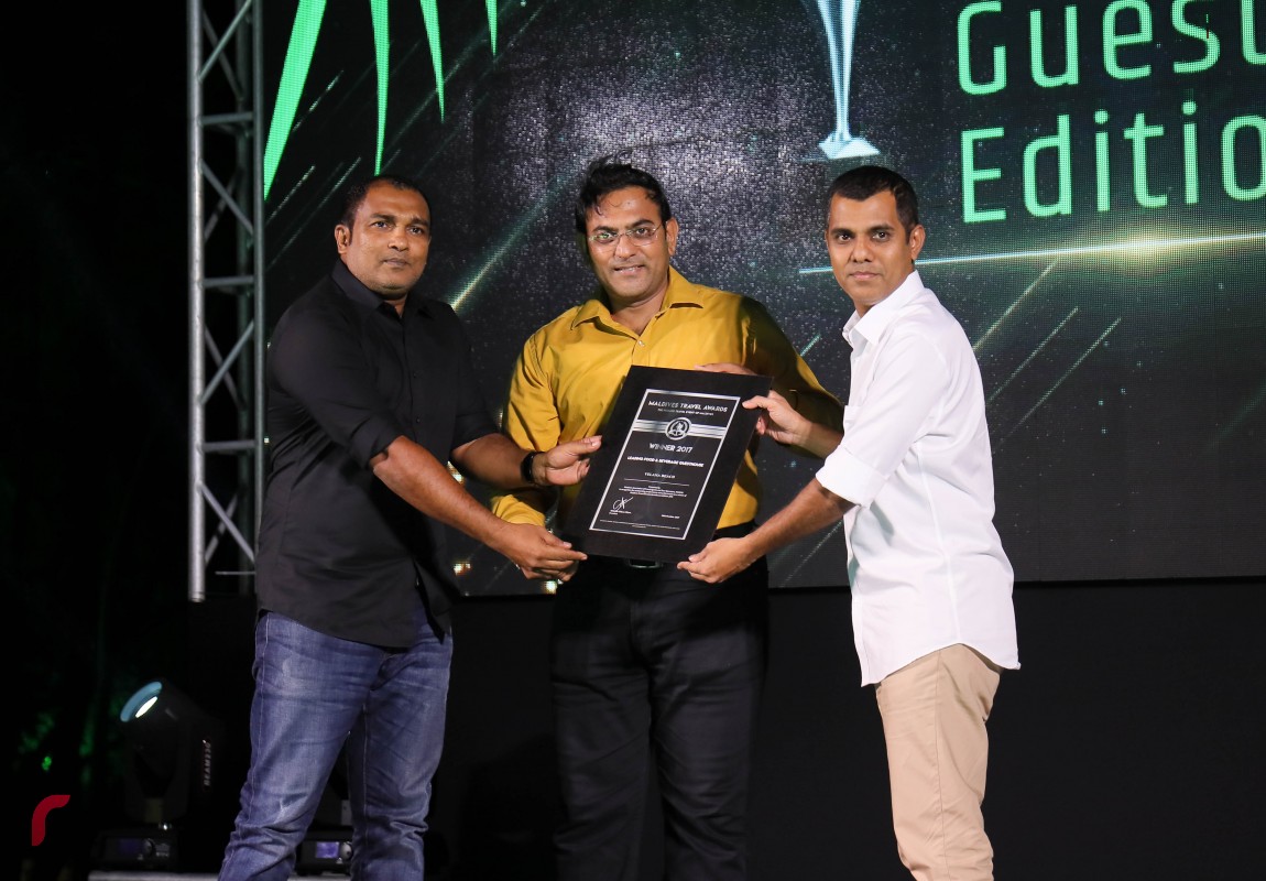 އޮކްޓޫބަރު 30، 2017: މަޓާޓޯ މޯލްޑިވްސް ޓްރެވަލް އެވޯޑްސްގެ ގެސްޓް ހައުސް އެޑިޝަންގެ އެވޯޑްތައް ދިނުމަށް މާފުށީގައި ބޭއްވި ހަފްލާގައި ލީޑިންގް ފުޑް އެންޑް ބެވަރޭޖް ގެސްޓް ހައުސްއަށް އެވޯޑް ހަވާލުކުރަނީ