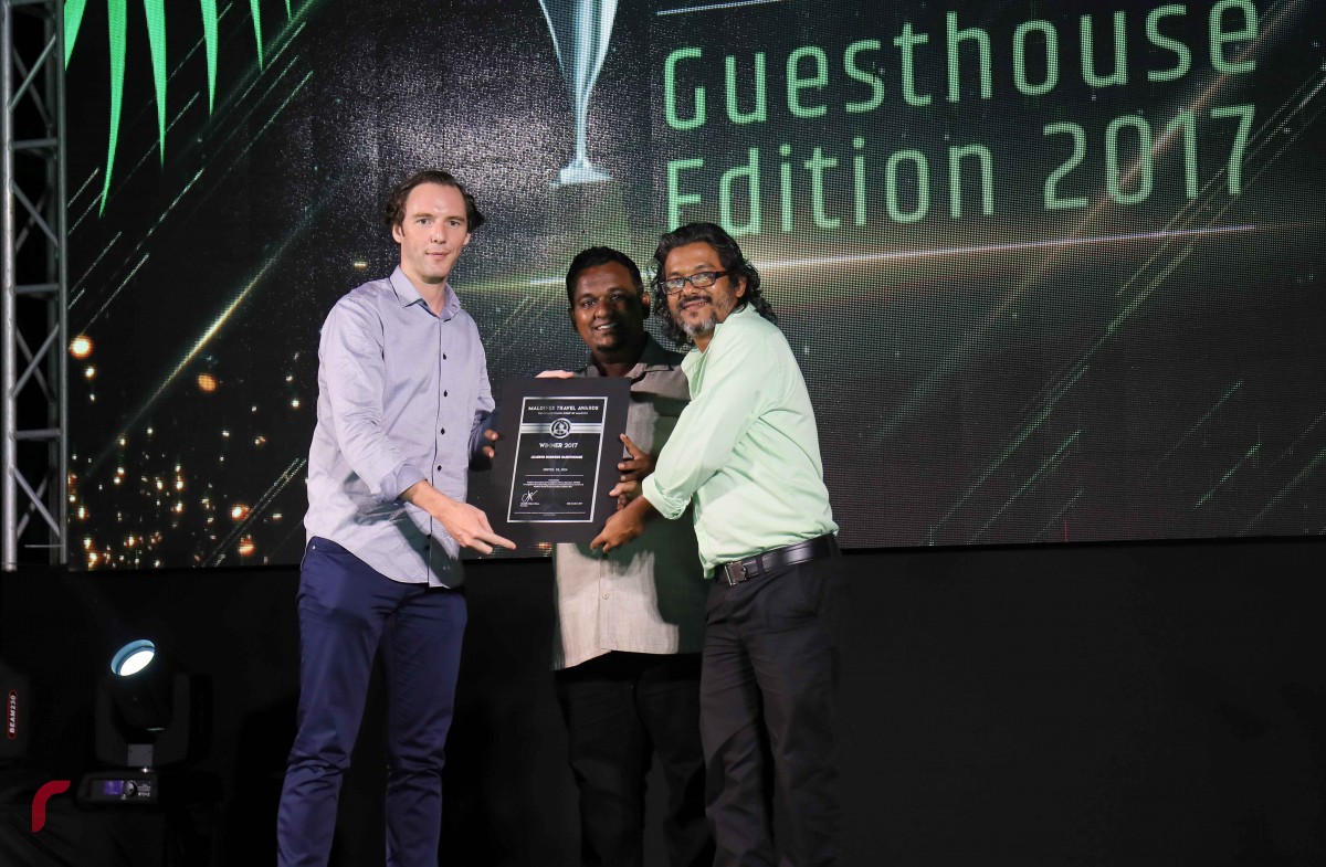 އޮކްޓޫބަރު 30، 2017: މަޓާޓޯ މޯލްޑިވްސް ޓްރެވަލް އެވޯޑްސްގެ ގެސްޓް ހައުސް އެޑިޝަންގެ އެވޯޑްތައް ދިނުމަށް މާފުށީގައި ބޭއްވި ހަފްލާގައި ލީޑިންގް ބިޒްނަސް ގެސްޓް ހައުސްއަށް އެވޯޑް ހަވާލުކުރަނީ