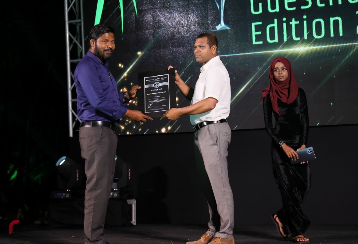 އޮކްޓޫބަރު 30، 2017: މަޓާޓޯ މޯލްޑިވްސް ޓްރެވަލް އެވޯޑްސްގެ ގެސްޓް ހައުސް އެޑިޝަންގެ އެވޯޑްތައް ދިނުމަށް މާފުށީގައި ބޭއްވި ހަފްލާގައި ލީޑިންގް ޓްރާންސްޕޯޓް ޕްރޮވައިޑާރއަށް އެވޯޑް ހަވާލުކުރަނީ