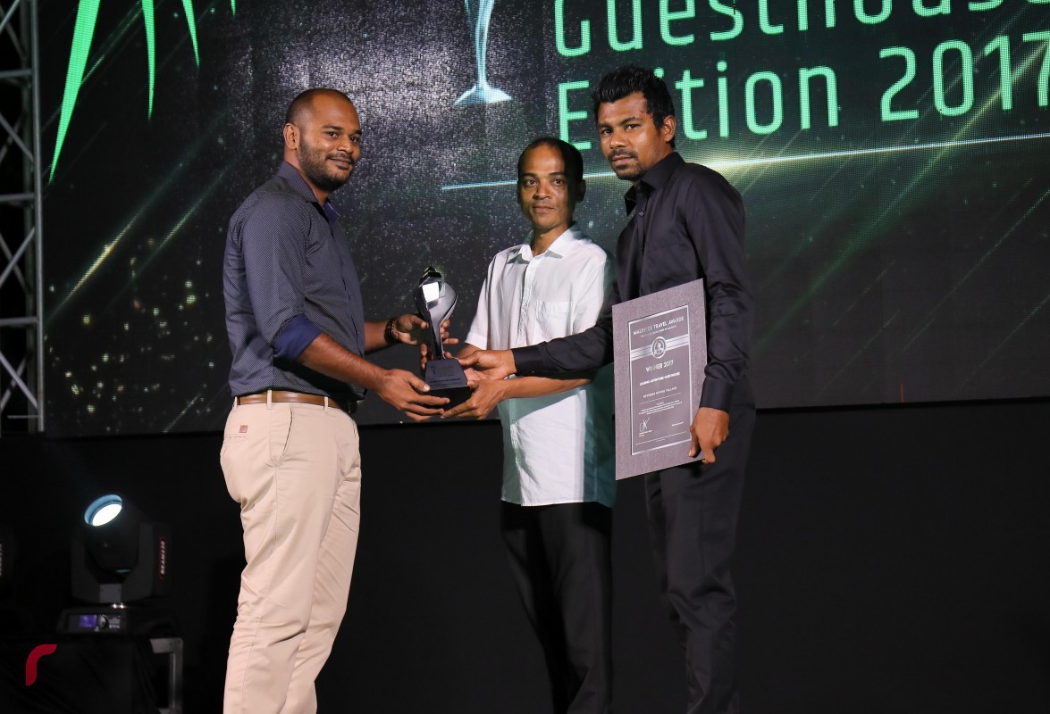 އޮކްޓޫބަރު 30، 2017: މަޓާޓޯ މޯލްޑިވްސް ޓްރެވަލް އެވޯޑްސްގެ ގެސްޓް ހައުސް އެޑިޝަންގެ އެވޯޑްތައް ދިނުމަށް މާފުށީގައި ބޭއްވި ހަފްލާގައި ލީޑިންގް އެޑްވެންޗާ ގެސްޓް ހައުސްއަށް އެވޯޑް ހަވާލުކުރަނީ