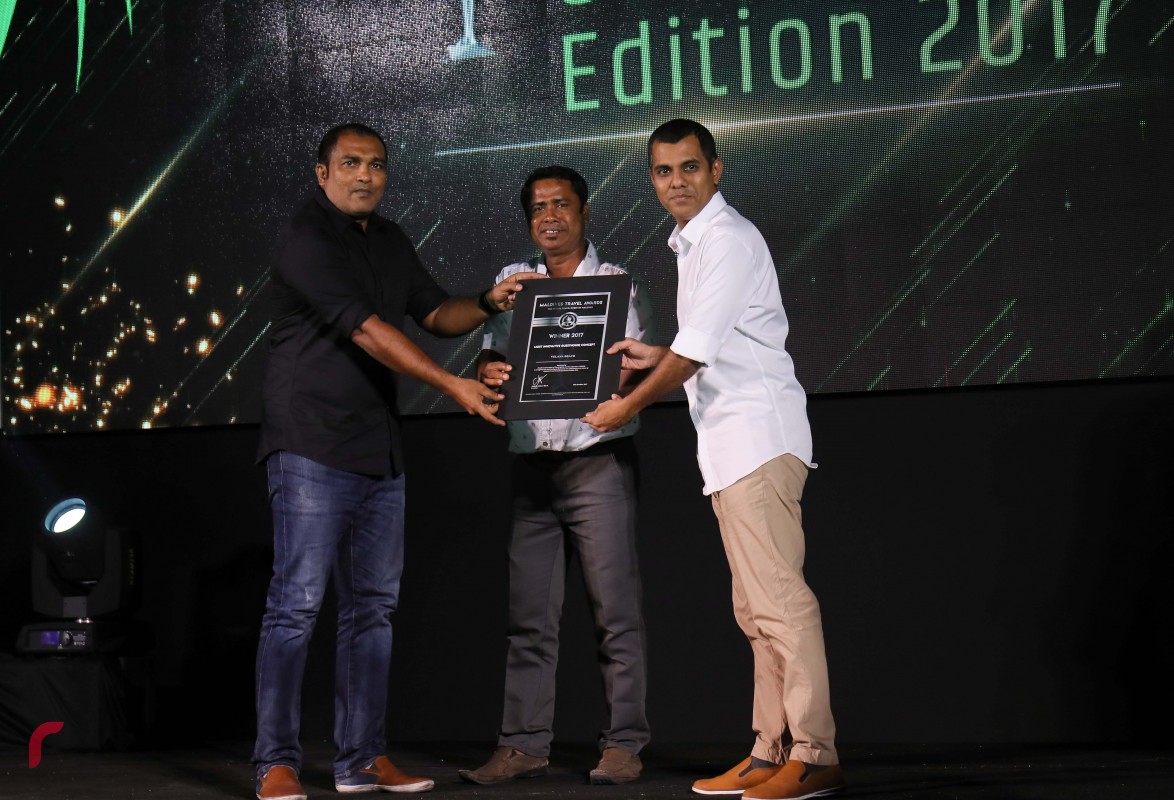 އޮކްޓޫބަރު 30، 2017: މަޓާޓޯ މޯލްޑިވްސް ޓްރެވަލް އެވޯޑްސްގެ ގެސްޓް ހައުސް އެޑިޝަންގެ އެވޯޑްތައް ދިނުމަށް މާފުށީގައި ބޭއްވި ހަފްލާގައި މޯސްޓް އިނޮވޭޓިވް ގެސްޓްހައުސް ކޮންސެޕްޓްއަށް އެވޯޑް ހަވާލުކުރަނީ