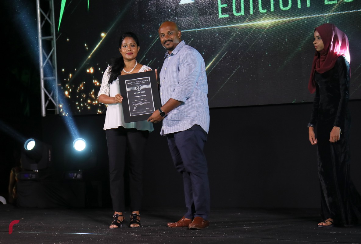 އޮކްޓޫބަރު 30، 2017: މަޓާޓޯ މޯލްޑިވްސް ޓްރެވަލް އެވޯޑްސްގެ ގެސްޓް ހައުސް އެޑިޝަންގެ އެވޯޑްތައް ދިނުމަށް މާފުށީގައި ބޭއްވި ހަފްލާގައި ނިއުކަމާރ އޮފްދަ އިޔާއަށް އެވޯޑް ހަވާލުކުރަނީ